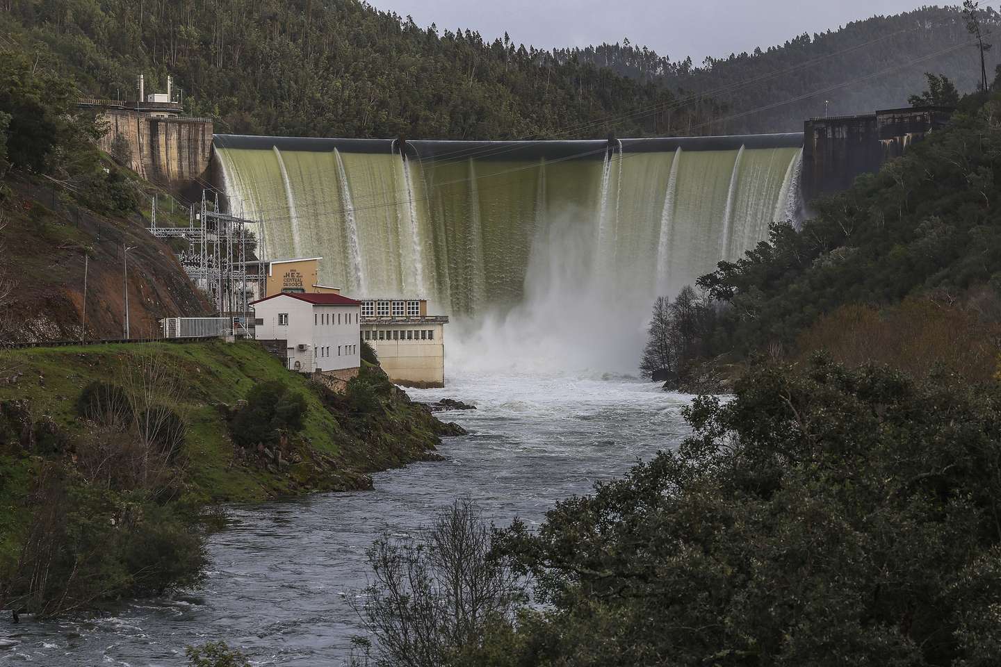 A Barragem da Bouçã a fazer descargas para o Rio Zêzere, em Pedrógão Grande, Leiria, 30 de janeiro de 2026. A passagem da depressão Kristin pelo território português deixou um rasto de destruição, causou cinco mortos e vários desalojados. PAULO NOVAIS/LUSA