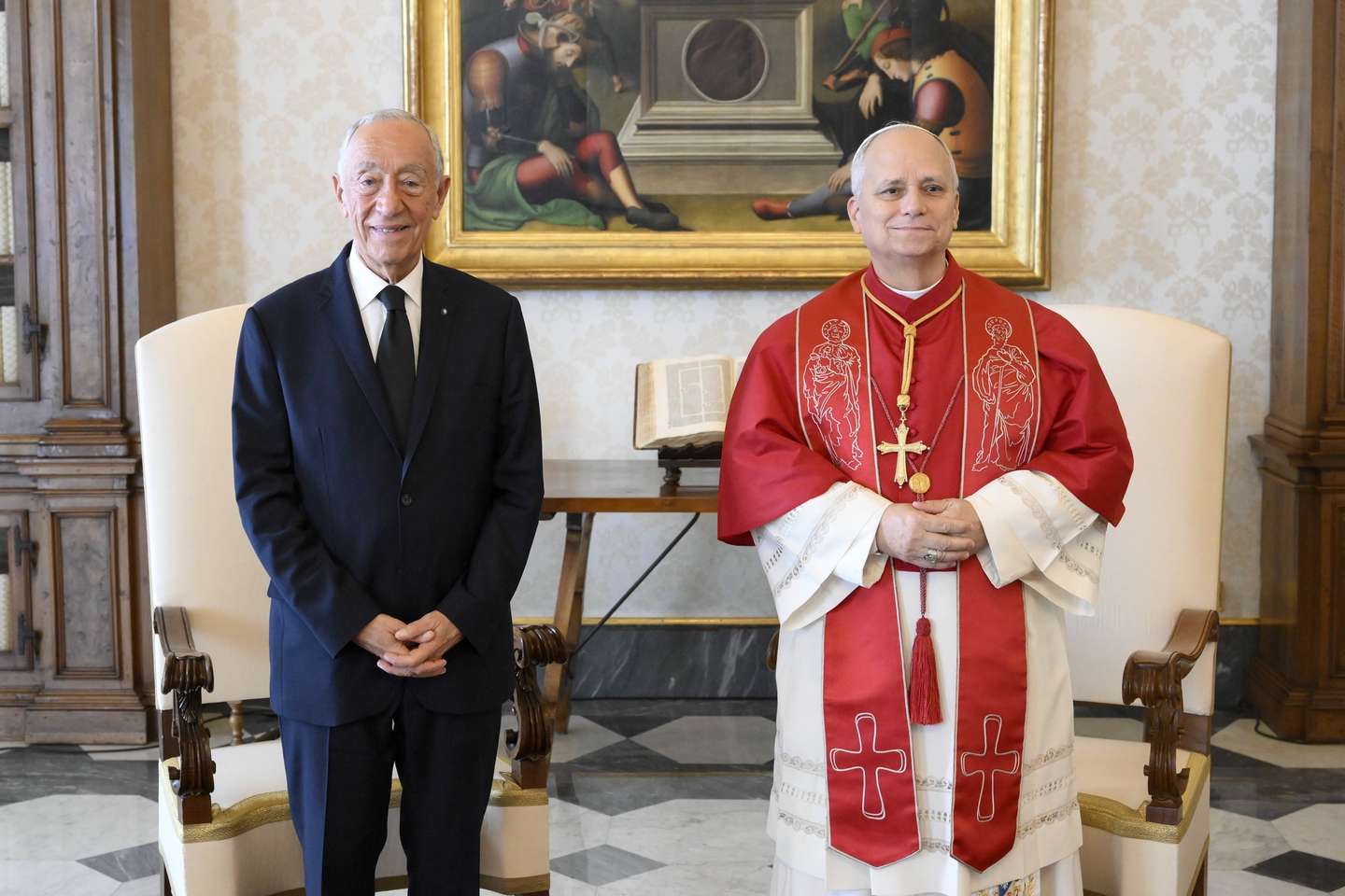 O Papa Leão XIV (D) ladeado pelo Presidente da República, Marcelo Rebelo de Sousa (E), à chegada para uma audiência no Vaticano, 02 de fevereiro de 2026. MARIO TOMASSETTI/VATICANO/POOL