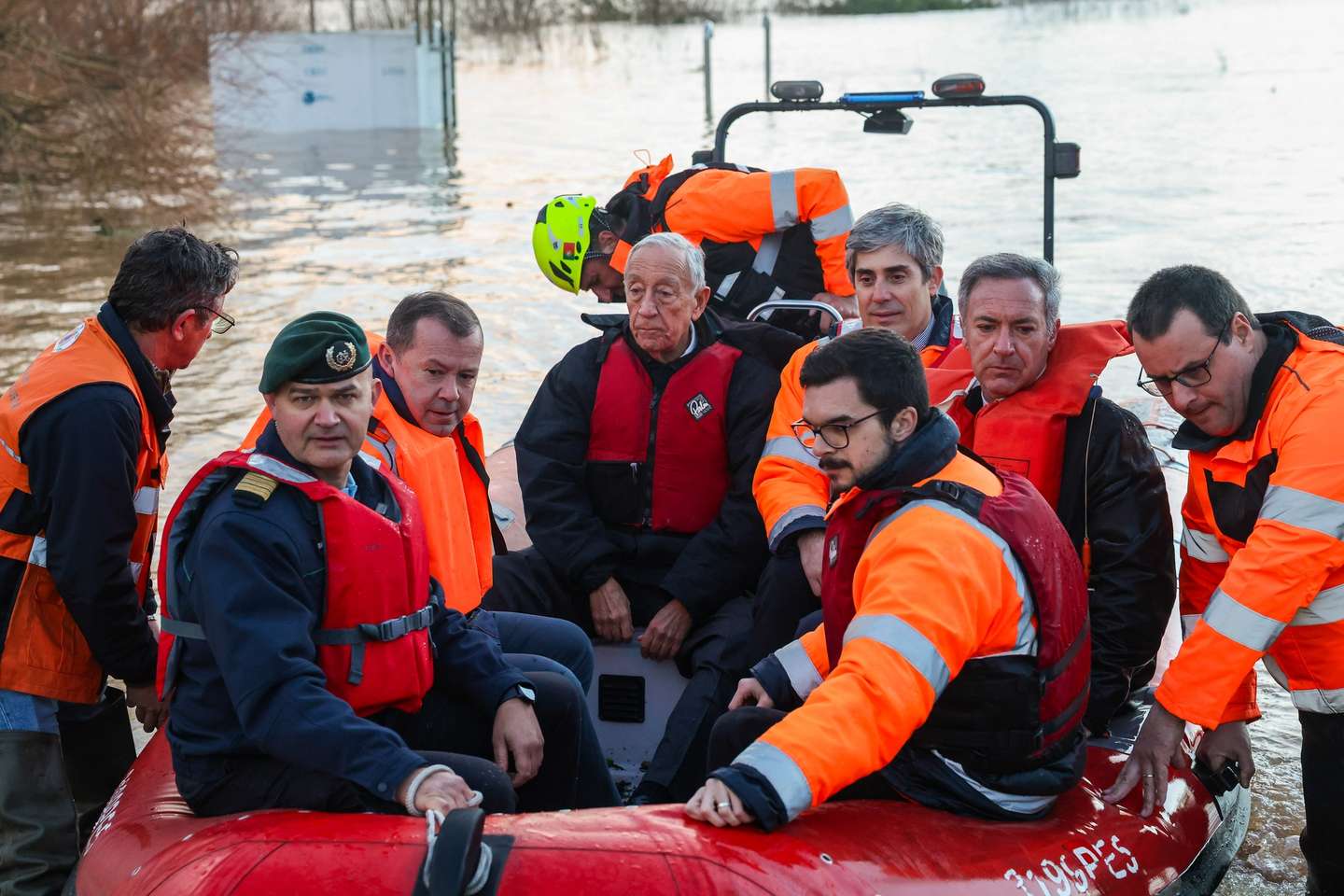 O Presidente da República, Marcelo Rebelo de Sousa (C), durante a visita à aldeia de Valada, isolada pela subida do Rio Tejo, no Cartaxo, 06 de fevereiro de 2026. Treze pessoas morreram em Portugal desde a semana passada na sequência da passagem das depressões Kristin e Leonardo, que provocaram também muitas centenas de feridos e desalojados. PAULO NOVAIS/LUSA