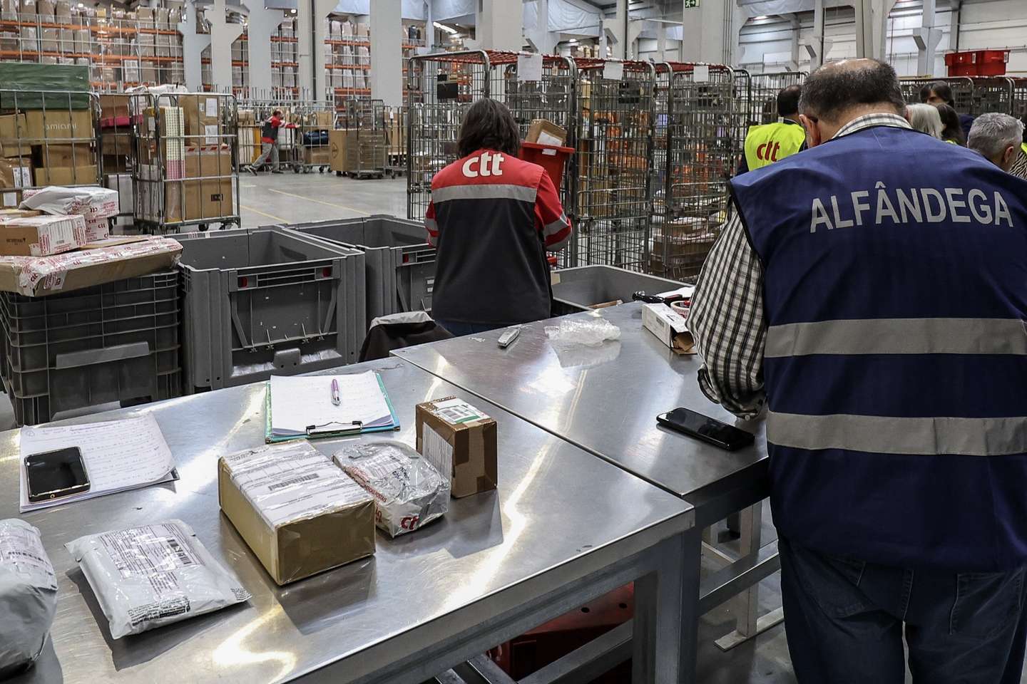 Elementos do Infarmed, da Autoridade Tributária e da Polícia Judiciária participam na operação internacional Pangea, coordenada pela Interpol e focada no combate à venda ‘online’ de medicamentos falsificados, que decorreu em instalações dos CTT, na região de Lisboa, 10 de abril de 2025. A operação anual Pangea, decorreu desta vez entre dezembro de 2024 e maio de 2025, mas durante todo o ano, graças a um protocolo específico, o Infarmed e a AT verificam encomendas e a autoridade do medicamento analisa e decide se se trata de um medicamento com suspeita de falsificação, ou não, e qual o destino a dar-lhe. (ACOMPANHA TEXTO DA LUSA DO DIA 05 DE JULHO 2025). ANTÓNIO COTRIM/LUSA