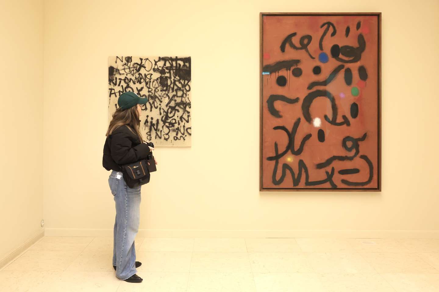 Visita de imprensa e inauguração da exposição "Afinidades Coletivas: Joan Miró e a Arte Contemporânea na Coleção do Museu de Serralves ", Museu de Serralves, Porto, 12 de fevereiro de 2026. Dividida em 09 capítulos, a exposição volta a mostrar a Coleção Miró depositada em Serralves, desta vez em diálogo com obras de Helena Almeida, Marcel Broodthaers, Pedro Calapez, Luisa Cunha, Ana Hatherly, Anselm Kiefer, Robert Morris, Julião Sarmento, Thomas Schütte ou Angelo de Sousa. JOSÉ COELHO/LUSA