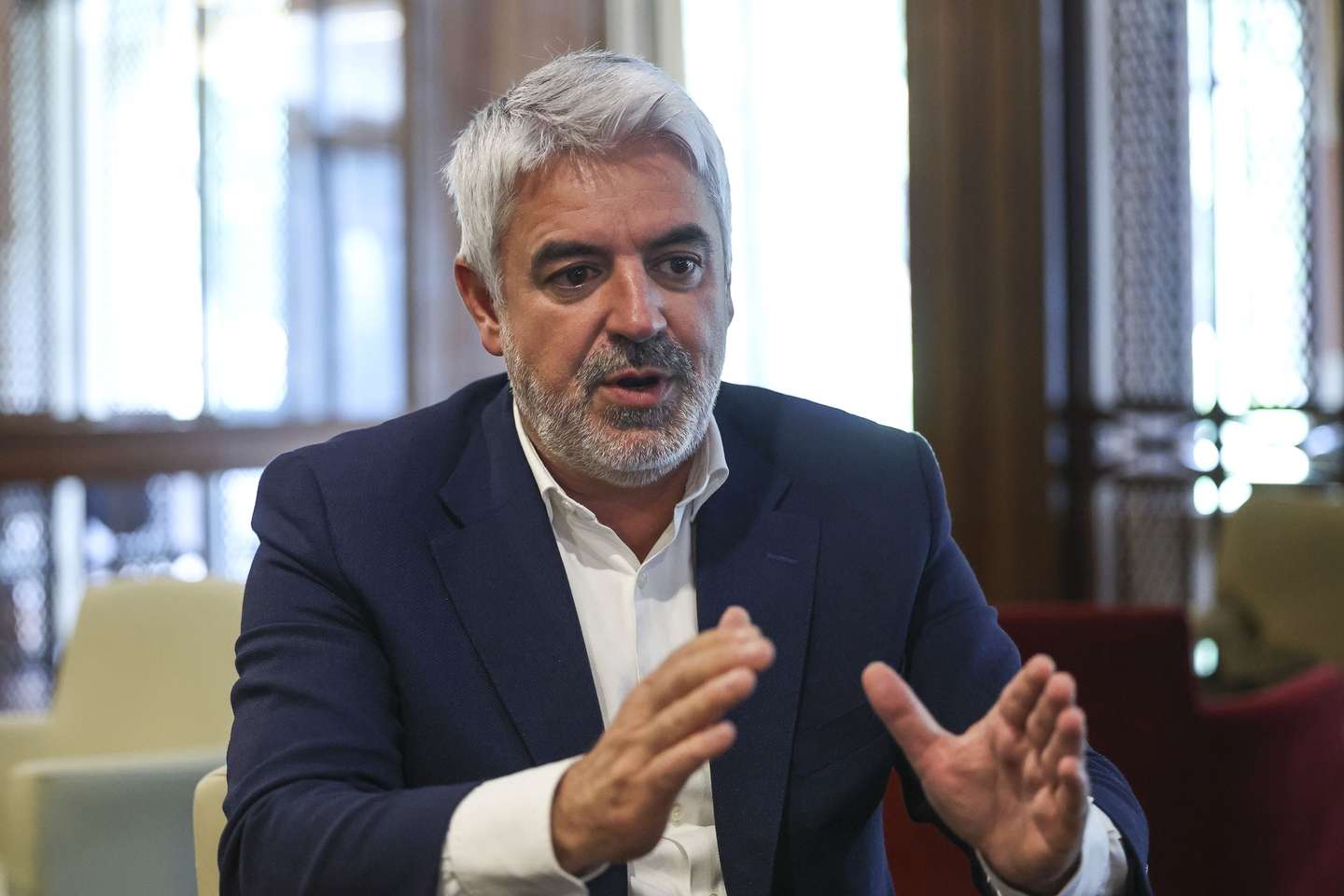 O novo presidente da câmara municipal de Viseu, João Azevedo, que foi eleito domingo pelo PS (Partido Socialista) sem maioria absoluta, durante a entrevista à Agência Lusa, Viseu, 16 de outubro de 2025. (ACOMPANHA TEXTO DA LUSA) PAULO NOVAIS/LUSA