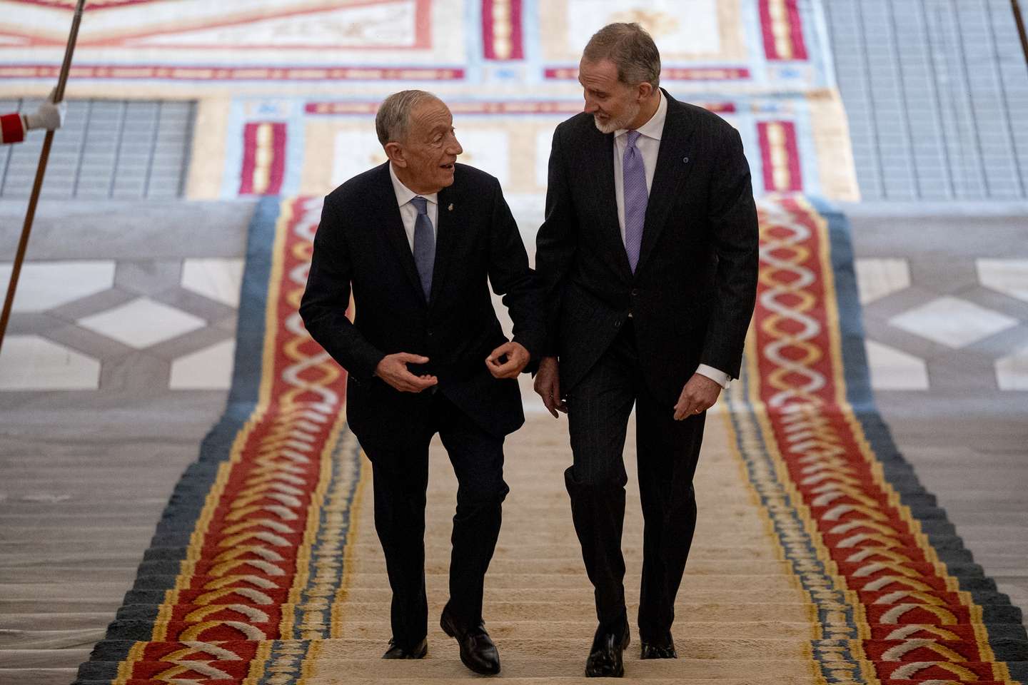 O Presidente da República, Marcelo Rebelo de Sousa (E), conversa com o Rei Filipe VI de Espanha (D), à chegada para um encontro no Palácio Real de Madrid, naquela que é a sua última visita oficial como chefe de Estado, em Madrid, Espanha, 20 de fevereiro de 2026. DANIEL GONZALEZ/EFE/LUSA/POOL