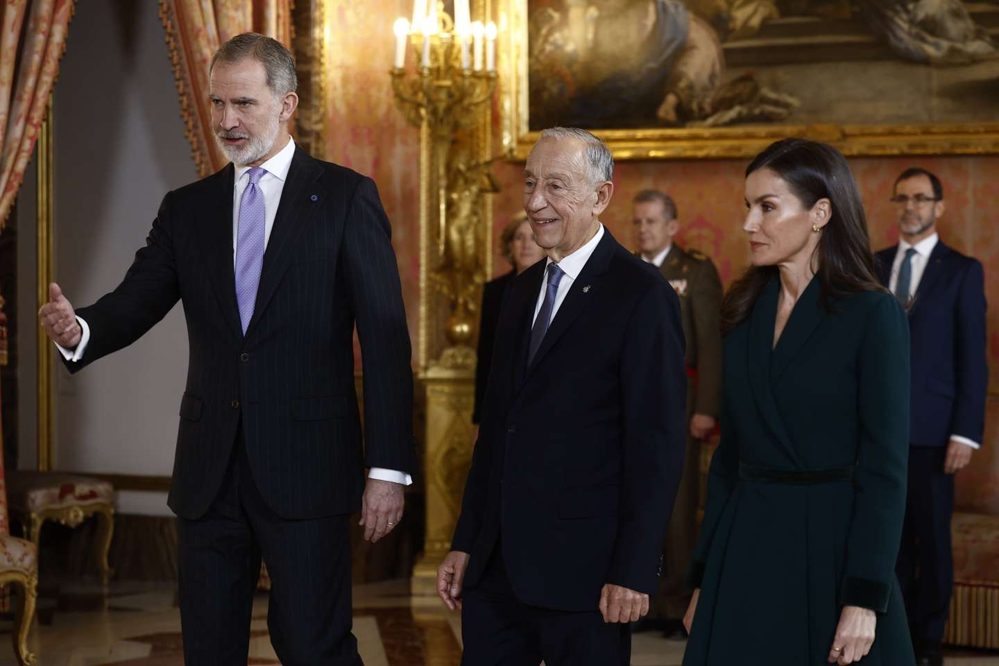 O Presidente da República, Marcelo Rebelo de Sousa (C), ladeado por Filipe VI de Espanha (E) e pela Rainha Letizia de Espanha (D), momentos antes de um almoço oficial no Palácio Real de Madrid, naquela que é a sua última visita oficial como chefe de Estado, em Madrid, Espanha, 20 de fevereiro de 2026. DANIEL GONZALEZ/EFE/LUSA/POOL