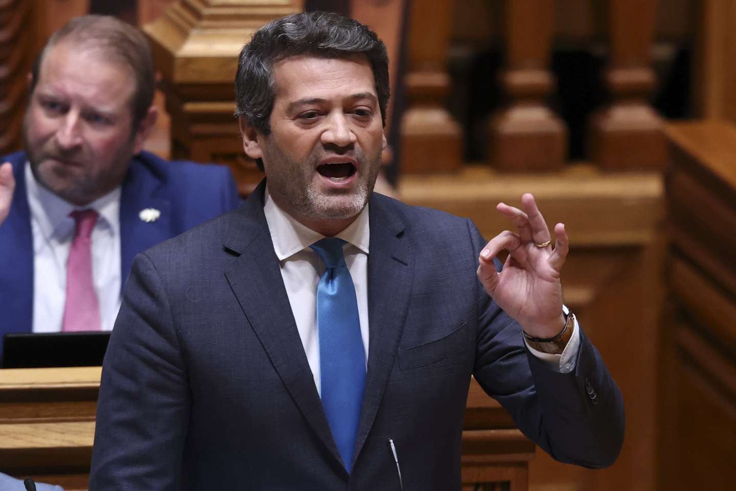 O presidente e deputado do Chega, André Ventura, intervém na sessão plenária com a presença do primeiro-ministro, Luís Montenegro (ausente da fotografia), na Assembleia da República, em Lisboa, 19 de fevereiro de 2026. ANTÓNIO COTRIM/LUSA