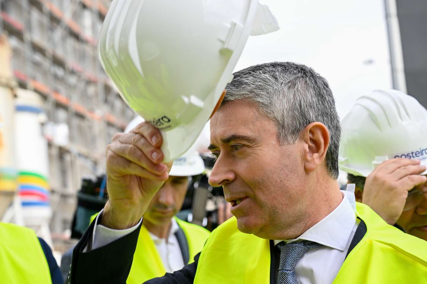 O secretário-geral do Partido Socialista (PS), José Luís Carneiro, durante uma visita ao Conjunto Habitacional Flor do Infesta, no âmbito do projeto de alojamento estudantil do Politécnico do Porto,  São Mamede Infesta, Matosinhos, 11 de março de 2026. FERNANDO VELUDO/LUSA