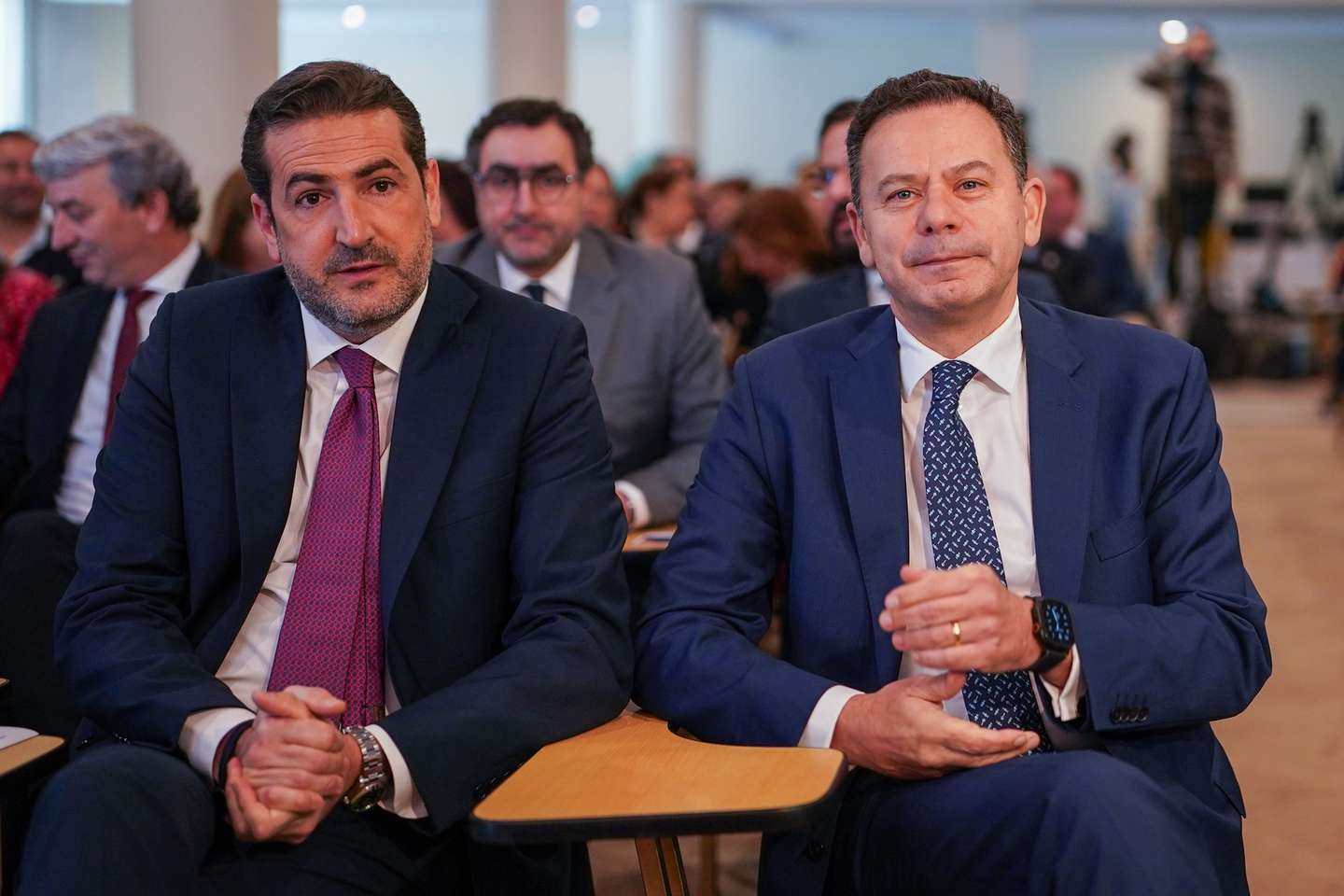 O presidente do Partido Social Democrata (PSD), Luís Montenegro (D), ladeado pelo líder parlamentar do partido, Hugo Soares (E), à chegada para participar na sessão de encerramento das jornadas parlamentares do PSD, sob o tema “Portugal: resiliência e ambição”, em Caminha, 11 de março de 2026. HUGO DELGADO/LUSA