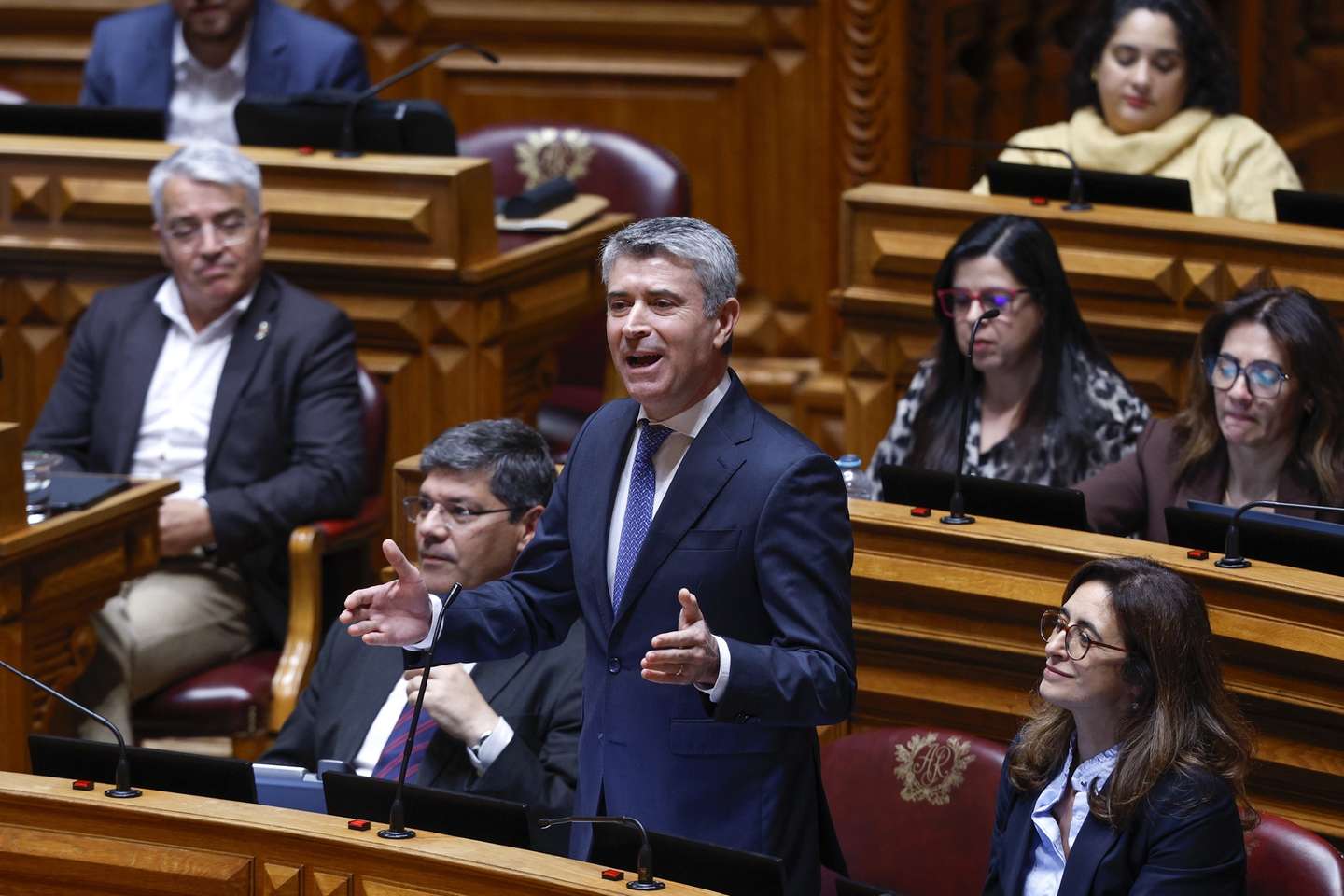 O deputado do Partido Socialista (PS), José Luís Carneiro (C), intervém durante a sessão plenária na Assembleia da República, em Lisboa, 18 de março de 2026. ANTÓNIO PEDRO SANTOS/LUSA