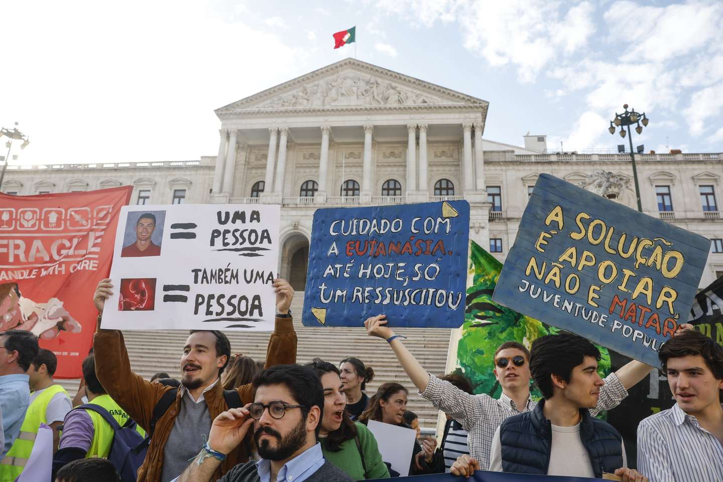 Manifestantes protestam durante a Marcha pela Vida, do Bairro Alto à Assembleia da República, em Lisboa, 21 de março de 2026. A Marcha pela Vida é a nova designação da Caminhada pela Vida em Lisboa, uma iniciativa pública que se realiza anualmente desde 2012, continuando uma tradição que remonta a 1998. É a principal manifestação pública pró-vida em Portugal. ANTÓNIO PEDRO SANTOS/LUSA
