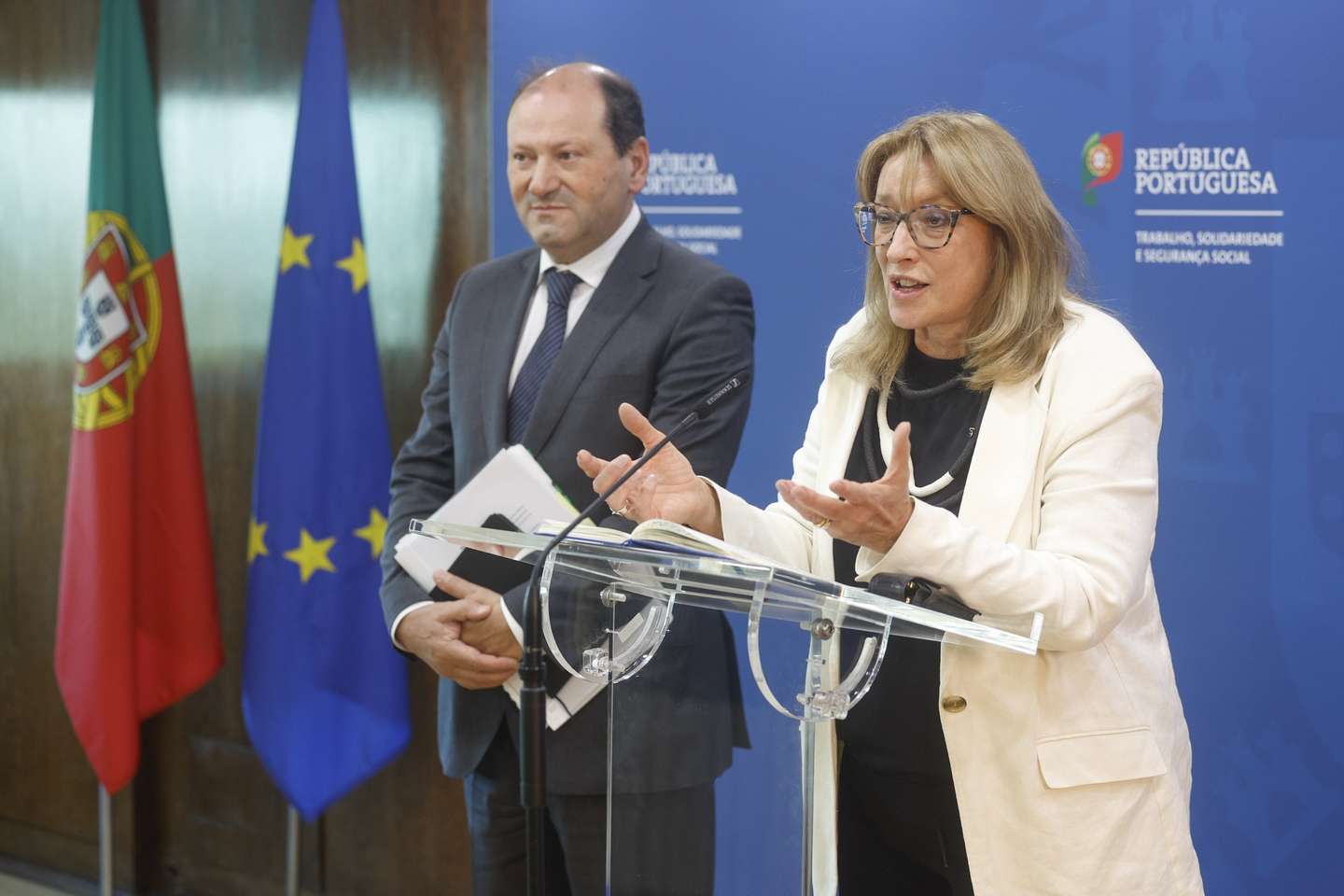 A ministra do Trabalho, Solidariedade e Segurança Social, Maria do Rosário Palma Ramalho (D), acompanhada pelo  Secretário de Estado Adjunto e do Trabalho, Adriano Rafael Moreira (E), intervém durante uma conferência de imprensa após uma reunião sobre a revisão da lei laboral com a União Geral dos Trabalhadores (UGT) e os patrões, em Lisboa, 17 de abril de 2026. ANTÓNIO PEDRO SANTOS/LUSA