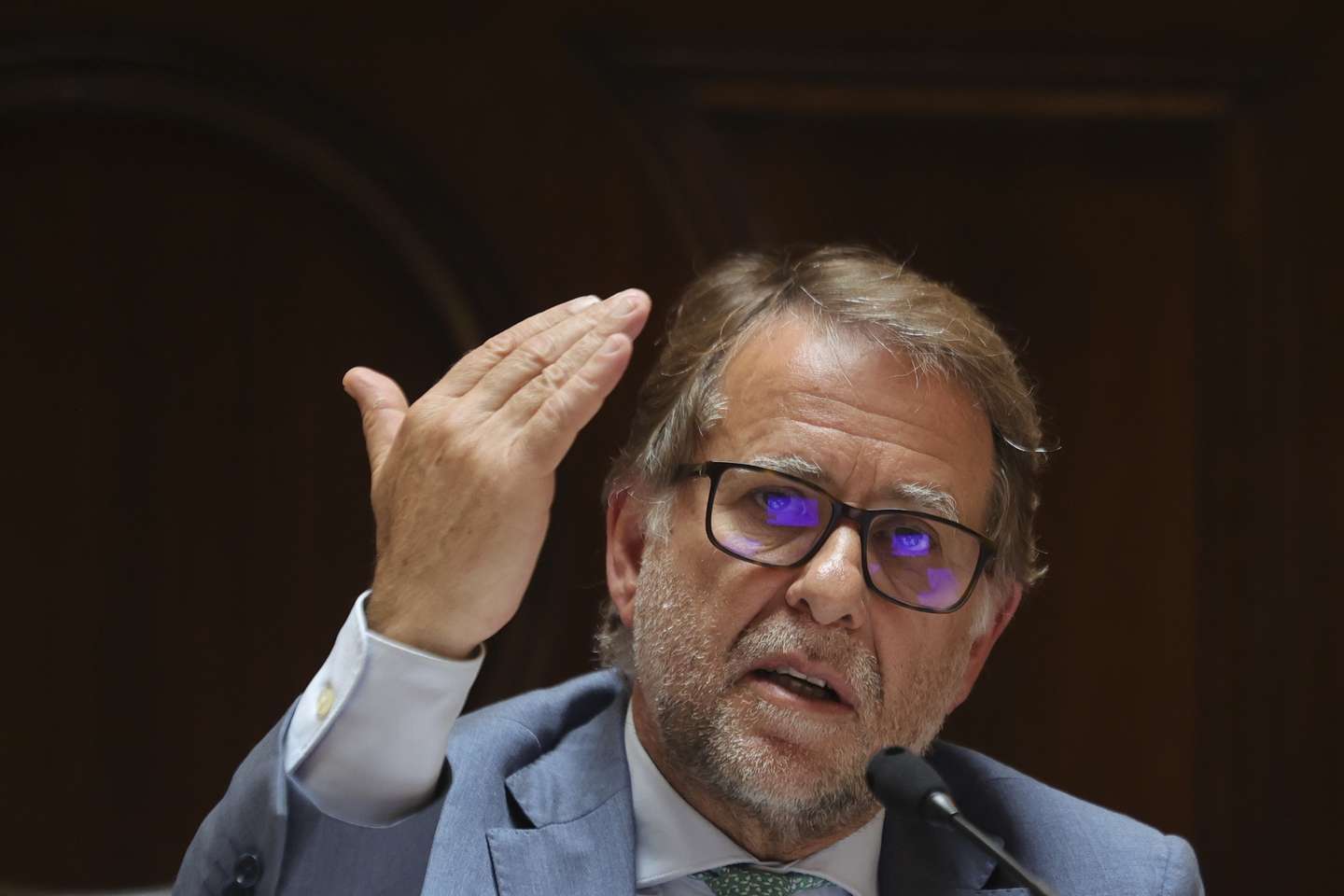 O ministro da Administração Interna, Luis Neves, intervém durante a sua audição na Comissão de Assuntos Constitucionais, Direitos, Liberdades e Garantias, na Assembleia da República, em Lisboa, 21 de abril de 2026. MANUEL DE ALMEIDA/LUSA