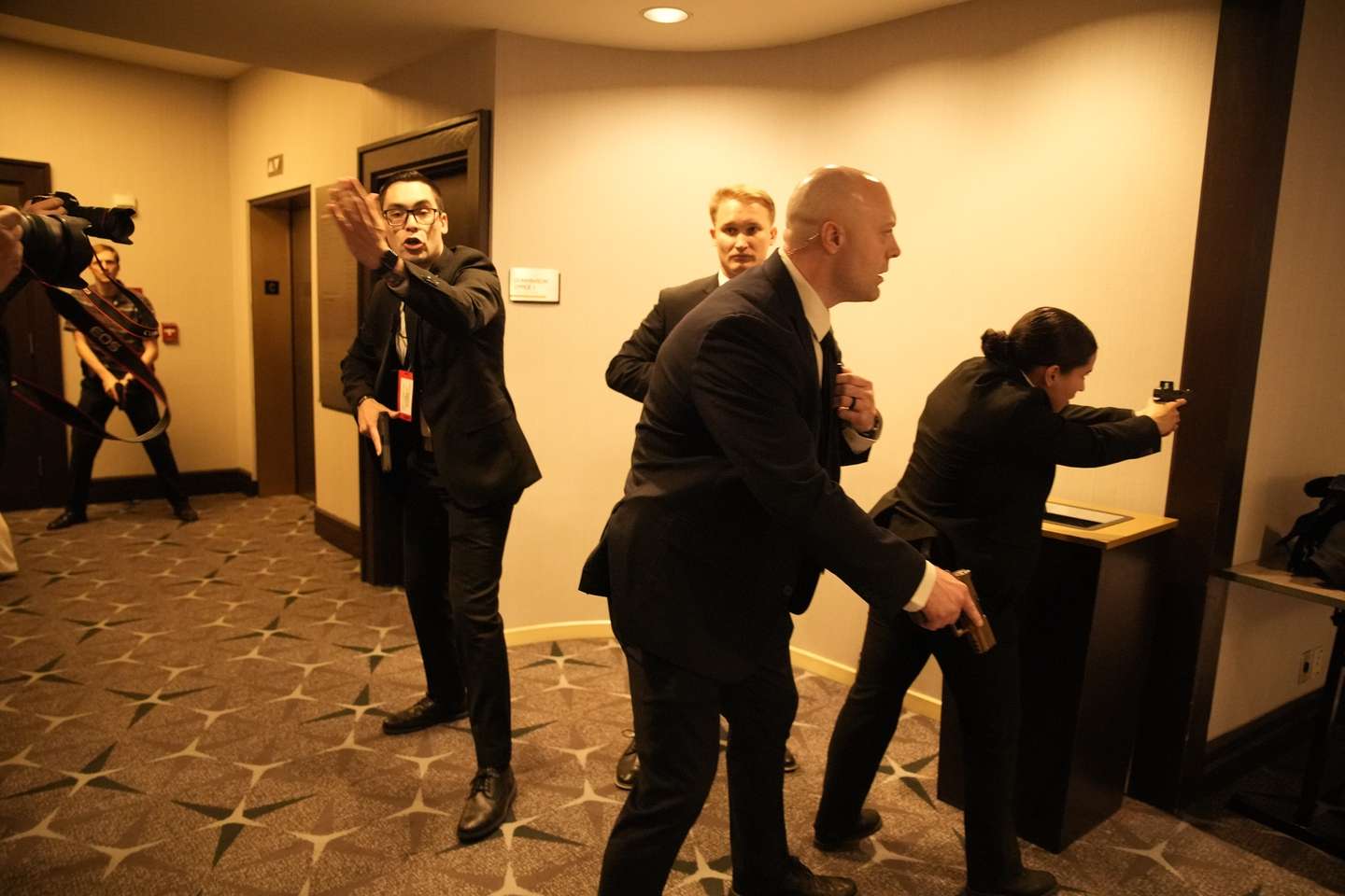 epa12914366 Security personnel stand on alert after hearing shots fired at the White House Correspondents' Association Dinner, where US President Donald Trump and First Lady Melania Trump are attending in Washington, DC, USA, 25 April 2026. Attendees, including US President Donald Trump, were evacuated at the White House Correspondents’ Dinner after shots were fired at the venue.  EPA/Yuri Gripas / POOL