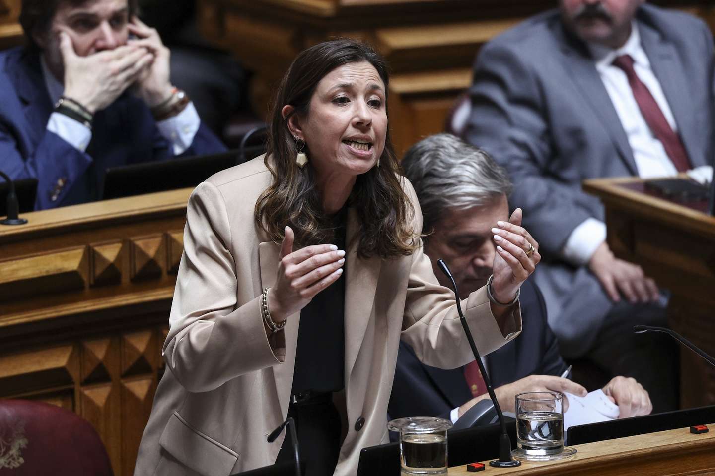 A deputada da IL, Mariana Leitão intervém esta tarde no debate parlamentar na Assembleia da República em Lisboa, 28 de maio de 2026.  MIGUEL A. LOPES/LUSA