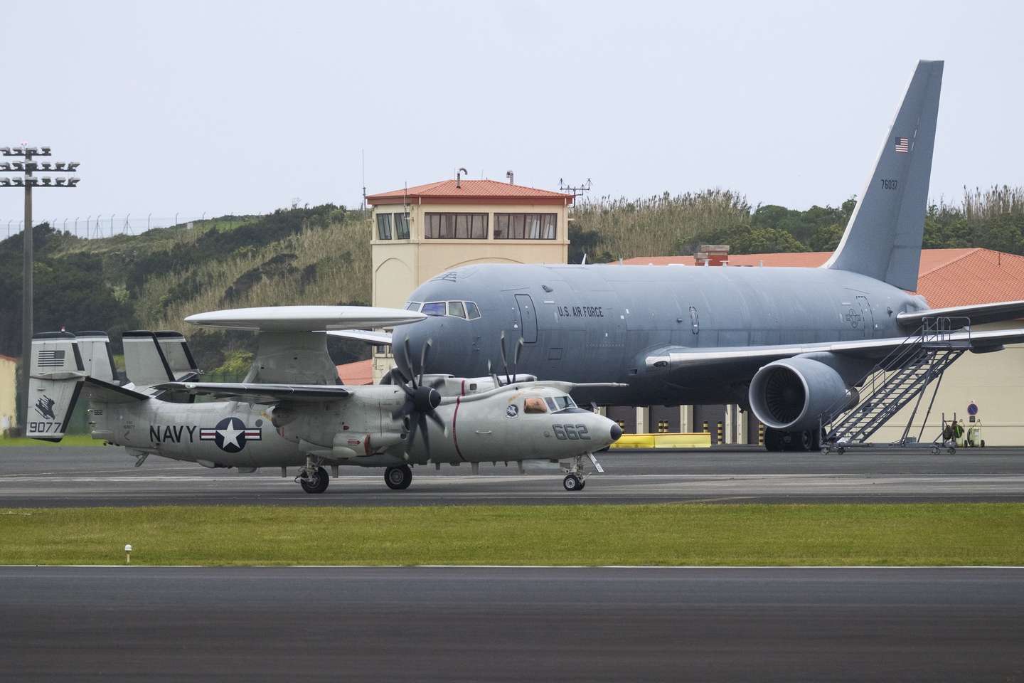 Base das Lajes regista maior presença de aviões norte-americanos desde o início do conflito no Irão, com 32 aeronaves estacionadas na Base Aérea das Lajes, Praia da Vitória, Terceira, Açores, Portugal. 21 de março de 2026, ANTÓNIO ARAÚJO/LUSA