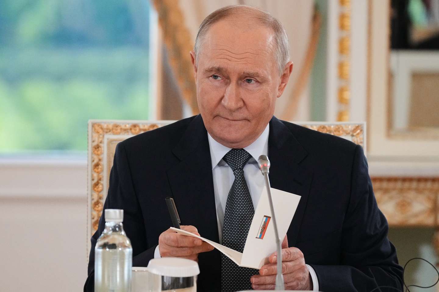 epa13016290 Russian President Vladimir Putin meets with representatives of international news agencies on the sidelines of the St. Petersburg International Economic Forum at the Constantine Palace in St. Petersburg, Russia, 04 June 2026. The 29th SPIEF runs from 03 to 06 June 2026.  EPA/DMITRI LOVETSKY/AP POOL
