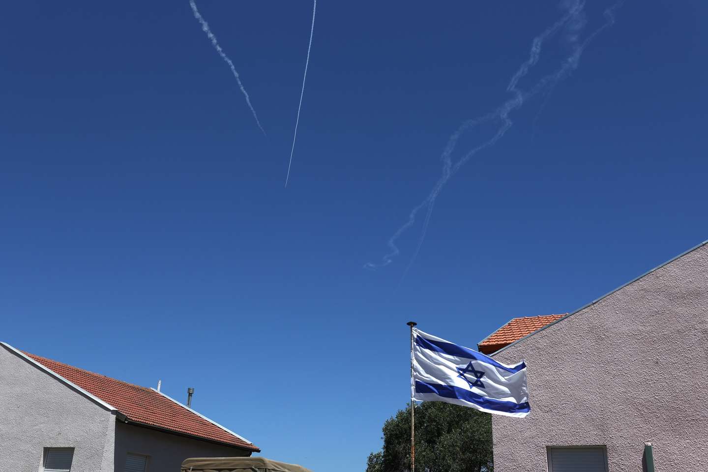 epaselect epa13027782 Israel's air defense systems intercept projectiles launched from Lebanon, as seen from Upper Galilee in northern Israel, 10 June 2026, while cross-border exchanges persist.  EPA/ATEF SAFADI