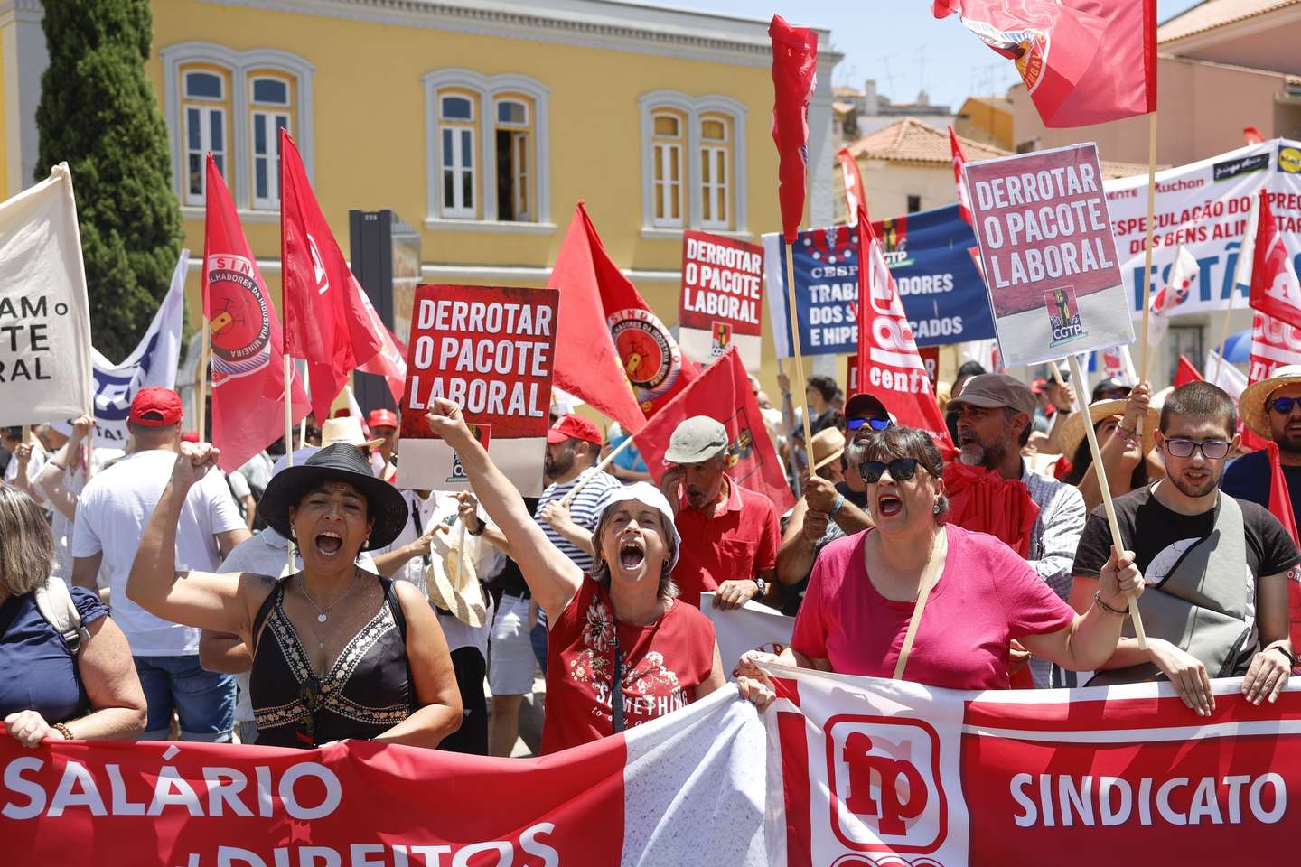 Manifestantes protestam contra o pacote laboral numa ação convocada pela CGTP-IN no dia da discussão na generalidade do Pacote Laboral na Assembleia da República, em Lisboa, 18 de junho de 2026. ANTÓNIO PEDRO SANTOS/LUSA