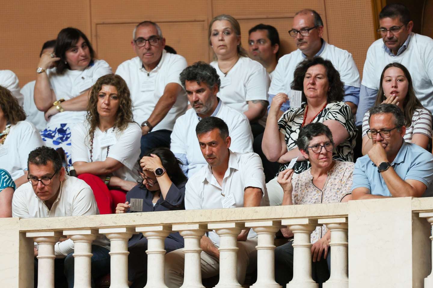 O secretário-geral da CGTP-IN, Tiago Oliveira (C), assiste à sessão plenária com a presença da ministra do Trabalho, Solidariedade e Segurança Social, Maria do Rosário Palma Ramalho (ausente da fotografia), no dia da discussão na generalidade do Pacote Laboral, na Assembleia da República, em Lisboa, 18 de junho de 2026. MANUEL DE ALMEIDA/LUSA