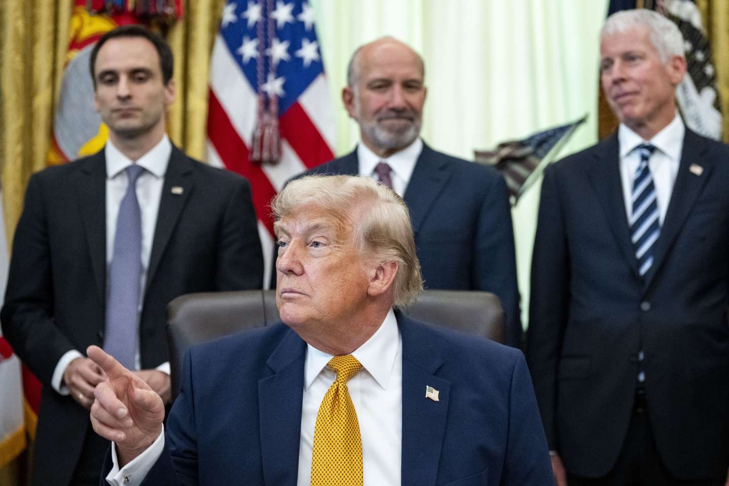 epa13057395 US President Donald Trump (C) takes questions from the media during an executive order signing in the Oval Office of the White House in Washington, DC, USA, 22 June 2026. Trump signed two orders on quantum computing.  EPA/BONNIE CASH / POOL