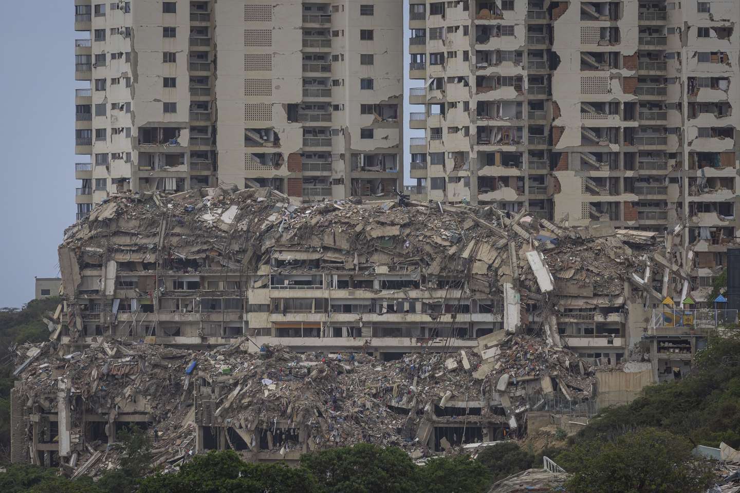 epa13116196 A view of a destroyed building caused by the late June earthquakes in Catia La Mar, Venezuela, 16 July 2026. The death toll from the twin earthquakes that struck northern Venezuela on 24 June rose to 4,930, after 101 new deaths were reported, according to Jorge Rodriguez, president of the National Assembly (AN, Parliament).  EPA/MIGUEL GUTIERREZ