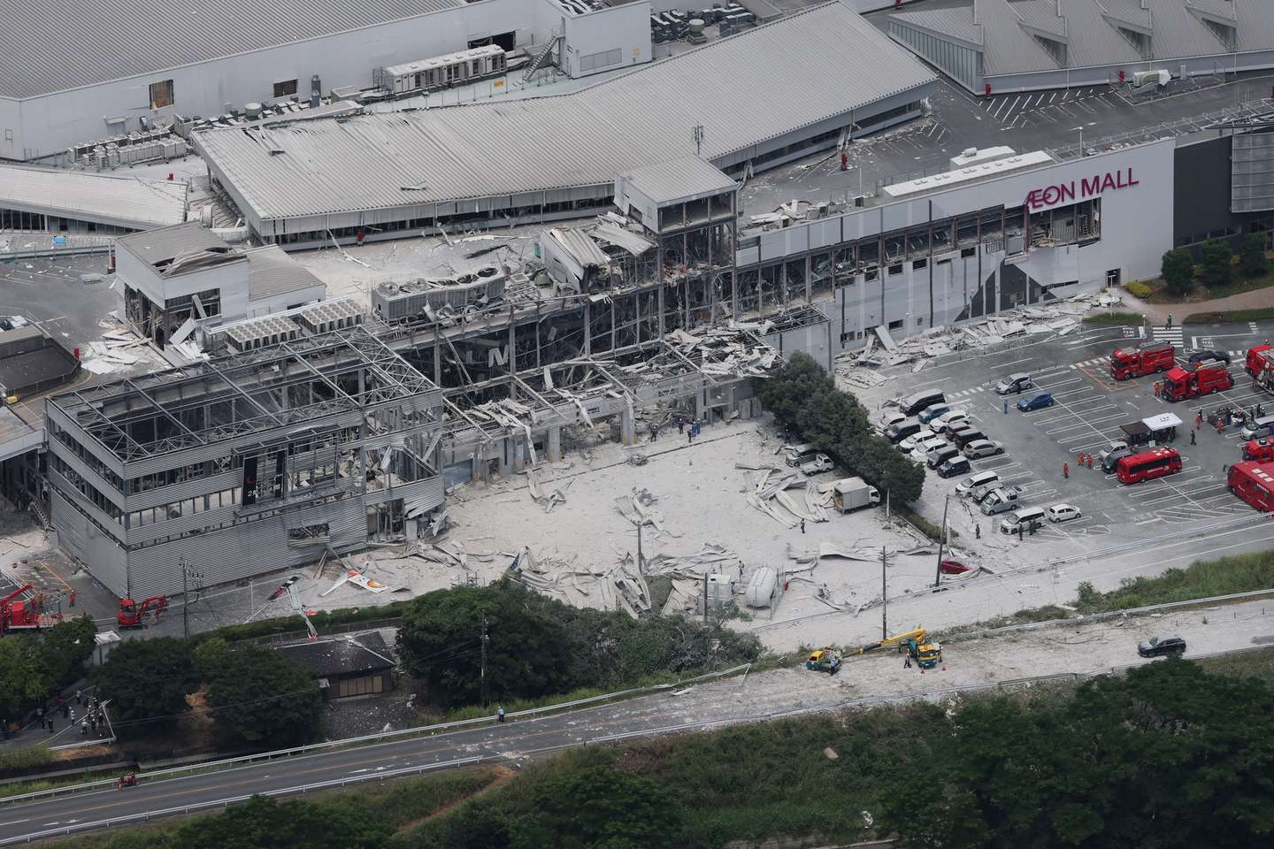 epa13139031 A view of the heavily damaged Aeon Mall Kumamoto building following an earthquake in Kashima, Kumamoto Prefecture, southwestern Japan, 29 July 2026. At least 13 people have died, and several were injured after a 7.1-magnitude earthquake struck Kumamoto Prefecture, damaging infrastructure including a shopping mall and a factory, according to Japanese Prime Minister Sanae Takaichi.  EPA/JIJI PRESS JAPAN OUT  EDITORIAL USE ONLY