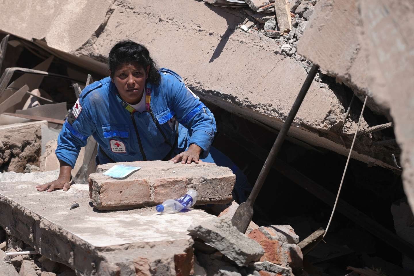 epa13160062 A member of the Colombian Red Cross searches through the rubble of a collapsed building following a 7.4-magnitude earthquake in Cali, Colombia, 10 August 2026.  EPA/ERNESTO GUZMAN JR