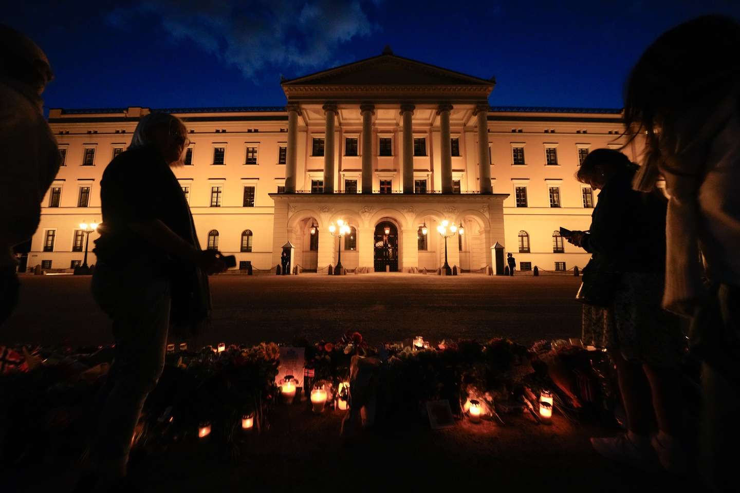 epaselect epa13195594 People gather for a candle light vigil at Slottsplassen due to king Harald's deteriorating health in Oslo, Norway, 27 August 2026. Norway's 89-year-old King Harald V has been in hospital since August 17 with a blood disorder. The 89-year-old monarch is in an 'extremely serious' condition, according to a statement from the royal palace.  EPA/HEIKO JUNGE  NORWAY OUT