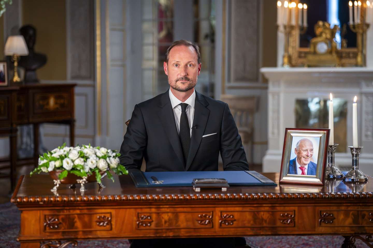 epa13198894 Norway's King Haakon VIII gives his first speech as monarch at the Royal Palace in Oslo, Norway, 29 August 2026.  EPA/HEIKO JUNGE / POOL NORWAY OUT