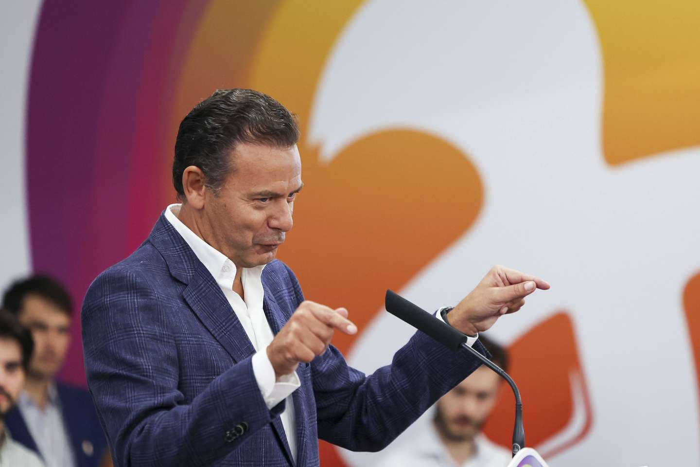 O presidente do Partido Social Democrata (PSD), Luís Montenegro, discursa na sessão de encerramento da da Universidade de Verão do PSD, realizada numa unidade hoteleira de Castelo de Vide, 30 de agosto de 2026. NUNO VEIGA/LUSA