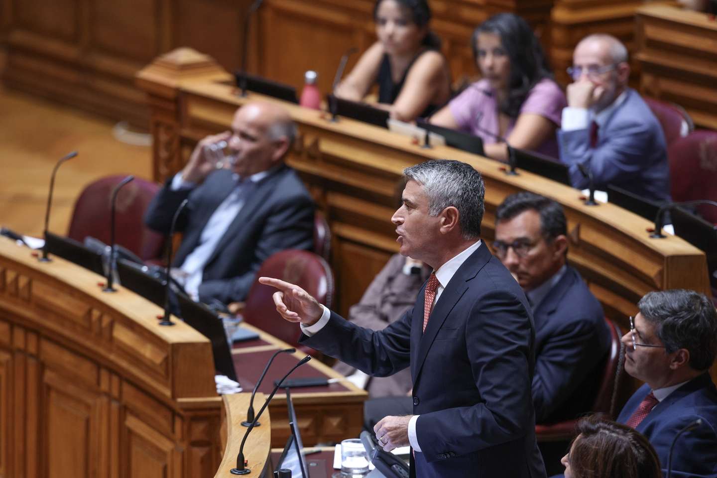 O lider do Partido Socialista (PS), José Luis Carneiro, intervém durante a sessão plenária para discutir e votar a moção de censura do Chega ao Governo, na assembleia da República em Lisboa, 8 de setembro 2026. TIAGO PETINGA/LUSA