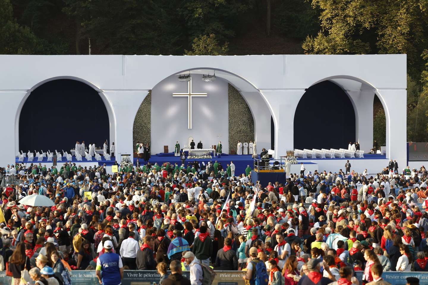 epa13265799 The faithful gather for a mass led by Pope Leo XIV on the meadow of the Shrine of Our Lady of Lourdes, in the town of Lourdes, France, 27 September 2026. The Pontiff's apostolic journey to France runs from 25 to 28 September under the motto "So That the World May Have Life".  EPA/GUILLAUME HORCAJUELO