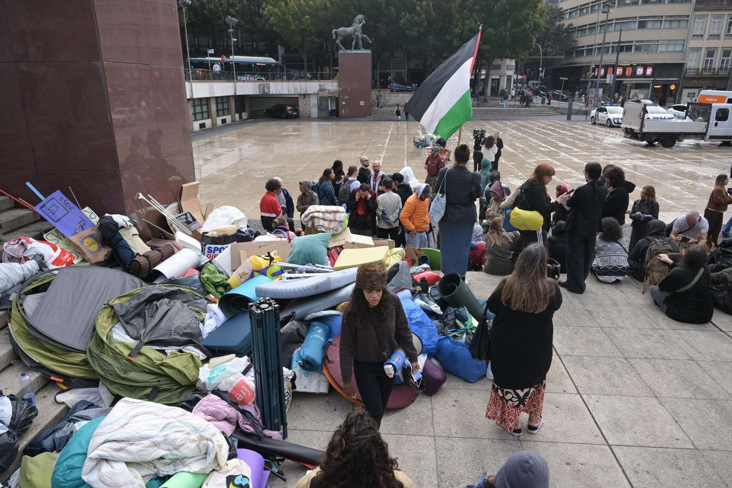 Manifestantes que se concentraram desde sábado na Praça D. João I, no centro do Porto, no âmbito de um protesto contra o aumento do custo de vida e o preço da habitação, continuam as ações de protesto, Porto, 12 de outubro de 2026.  FERNANDO VELUDO/LUSA