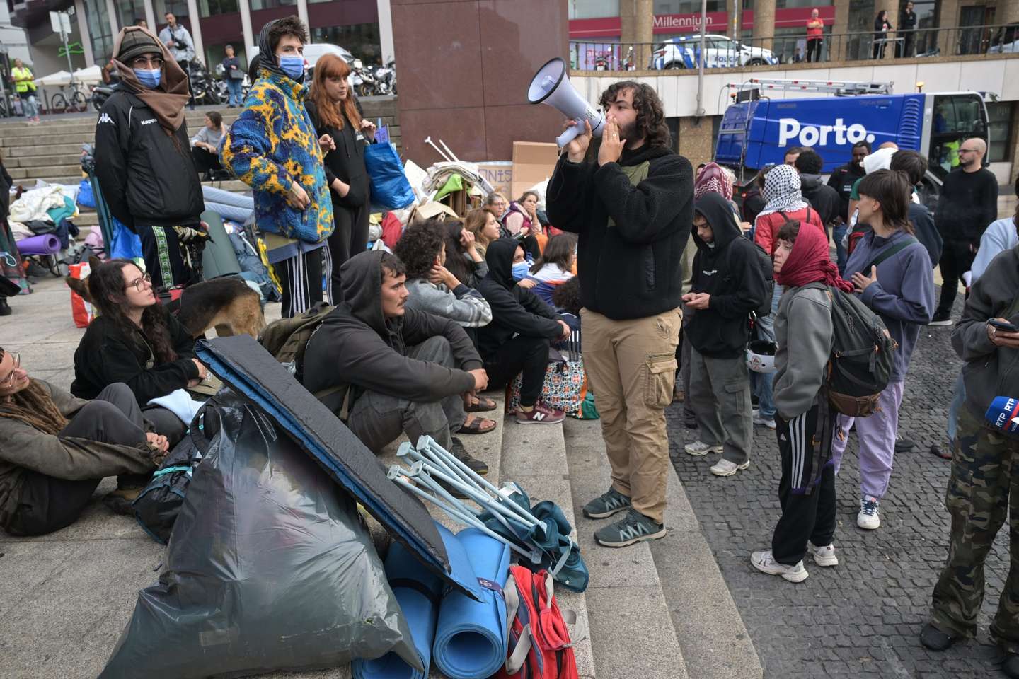 Manifestantes que se concentraram desde sábado na Praça D. João I, no centro do Porto, no âmbito de um protesto contra o aumento do custo de vida e o preço da habitação, continuam as ações de protesto, Porto, 12 de outubro de 2026.  FERNANDO VELUDO/LUSA
