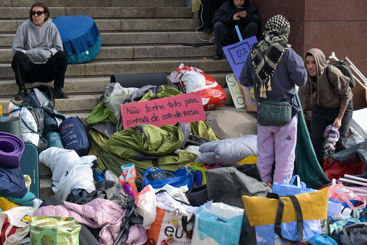 Manifestantes que se concentraram desde sábado na Praça D. João I, no centro do Porto, no âmbito de um protesto contra o aumento do custo de vida e o preço da habitação, continuam as ações de protesto, Porto, 12 de outubro de 2026.  FERNANDO VELUDO/LUSA