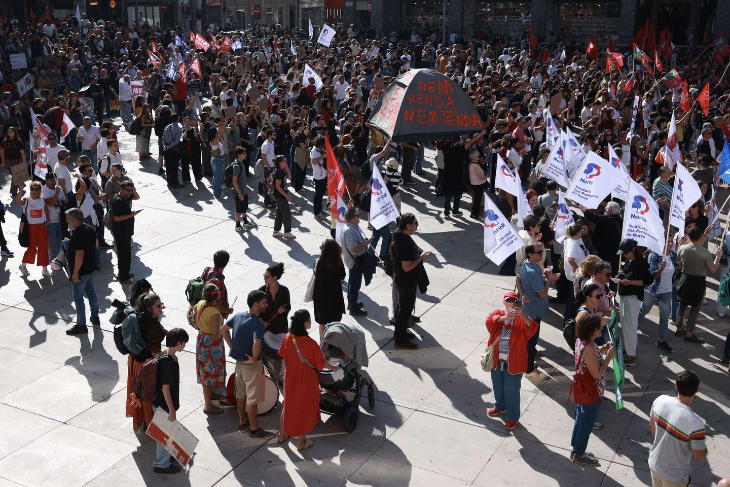 Participantes durante a CGTP-IN: Manifestação nacional descentralizada para exigir mais salários e melhores pensões e serviços públicos. A CGTP-IN exige o aumento geral de todos os salários em pelo menos 15%, nunca inferior a 150 euros; a fixação do Salário Mínimo Nacional nos 1.100 euros em 2027; a revogação da caducidade da contratação coletiva; a redução do horário para as 35 horas semanais; o combate à precariedade; e o reforço dos serviços públicos e das funções sociais do Estado. Praça da Batalha, Porto, 17 Outubro 2026, MANUEL FERNANDO ARAUJO/LUSA