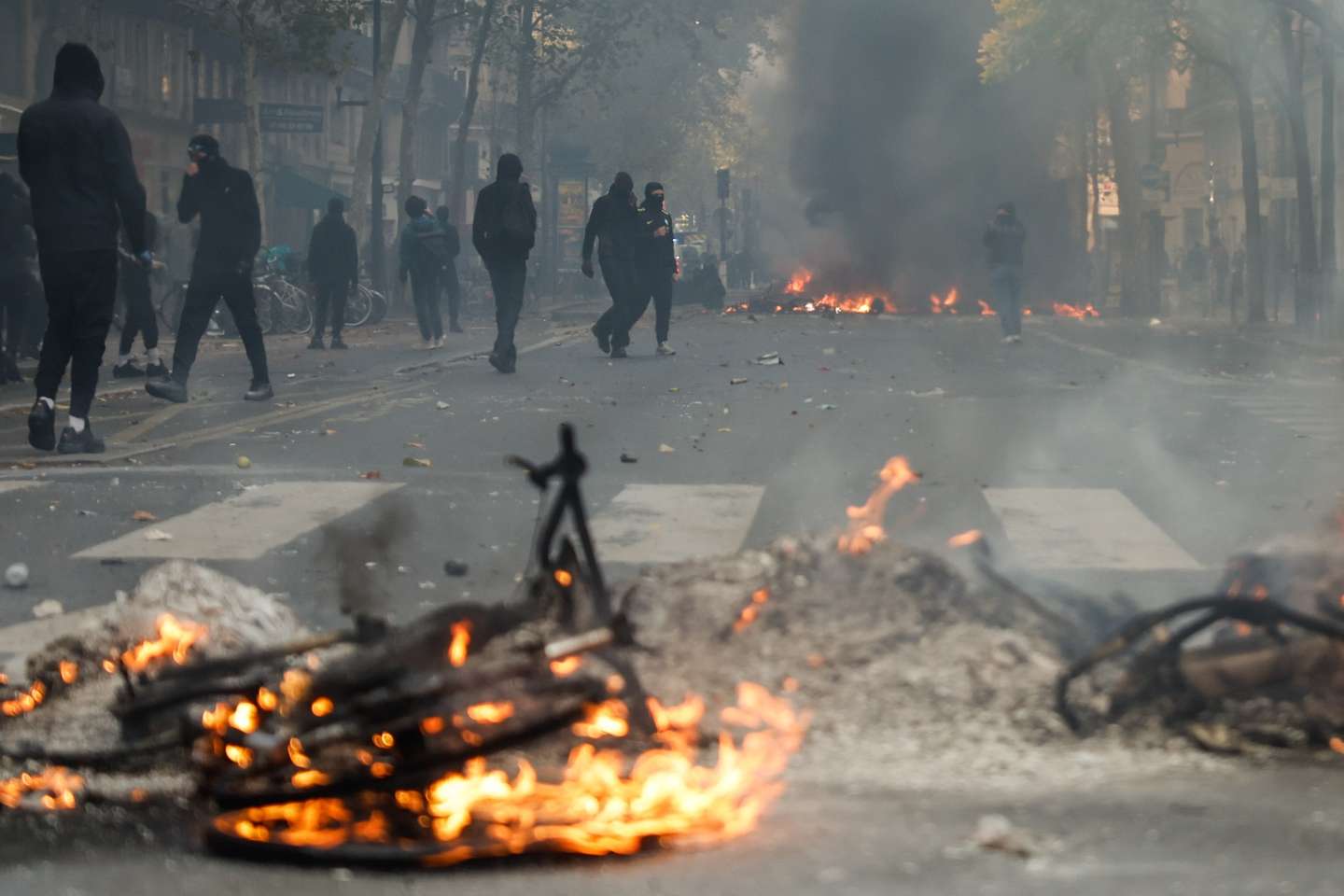epa13312280 Flames and smoke rise during a demonstration against rising living costs and cuts to public services in Paris, France, 17 October 2026. The nationwide mobilization brought together Yellow Vest (Gilets Jaunes) activists, high school and university students, trade unions and other groups protesting rising living costs, fuel prices and deteriorating public services, while demanding improvements in education and school conditions.  EPA/MOHAMMED BADRA