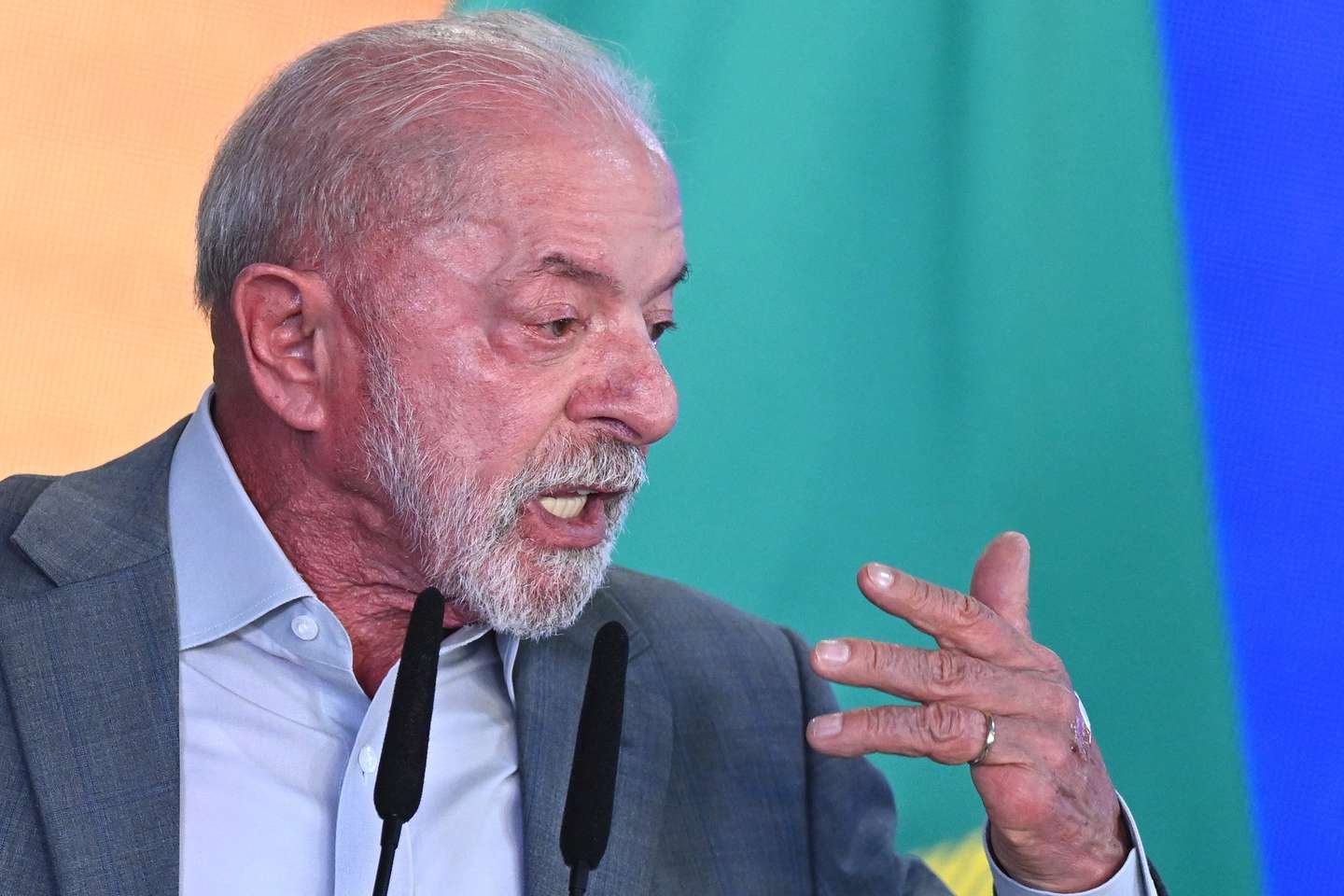 epa13320280 Brazilian President Luiz Inacio Lula da Silva attends the signing of a bill that establishes new revenue thresholds for micro-entrepreneurs, as well as the presentation of a proposed constitutional amendment to implement zero-fare public transport on weekends and public holidays, at the Planalto Palace in Brasilia, Brazil, 21 October 2026.  EPA/Andre Borges
