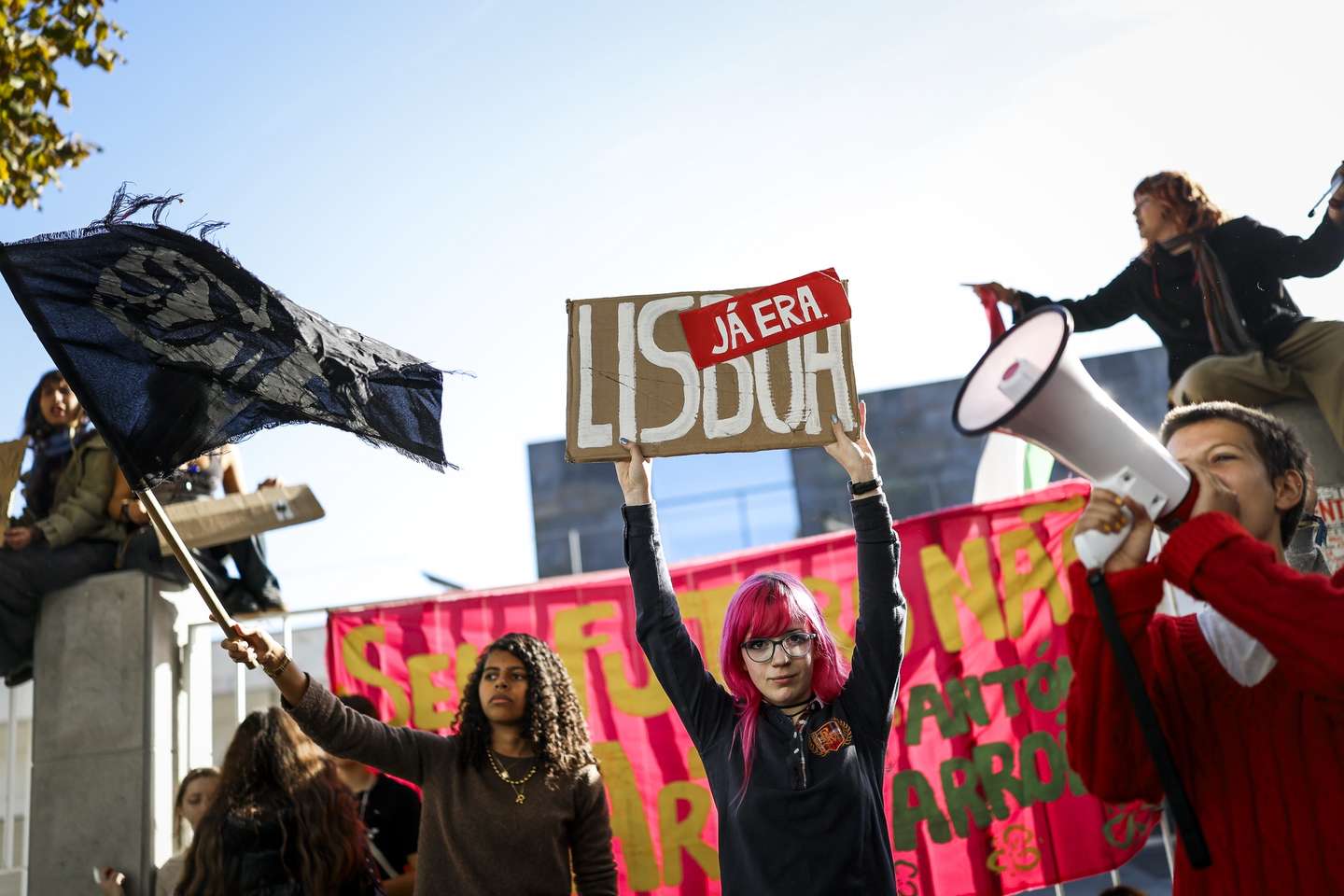 Estudantes manifestam-se à porta da Escola Artística António Arroio num protesto promovido pelo movimento de alunos CHUMBADO.PT e pelo movimento Estudantes pelo Fim ao Fóssil, em Lisboa, 23 de outubro de 2026. FILIPE AMORIM/LUSA