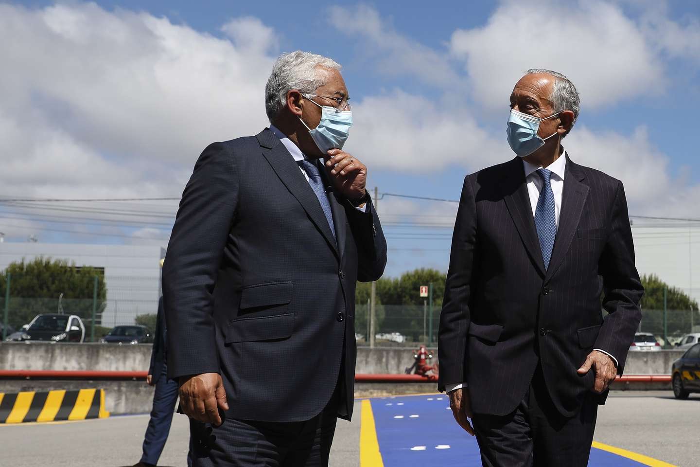 O presidente da República, Marcelo Rebelo de Sousa (D), acompanhado pelo primeiro-ministro, António Costa, durante uma visita  fábrica de produtos flexíveis Flex2000, na zona industrial de Ovar, Aveiro, 22 de Maio de 2020. O presidente da República visita no dia de hoje o concelho de Ovar. JOSÉ COELHO/LUSA