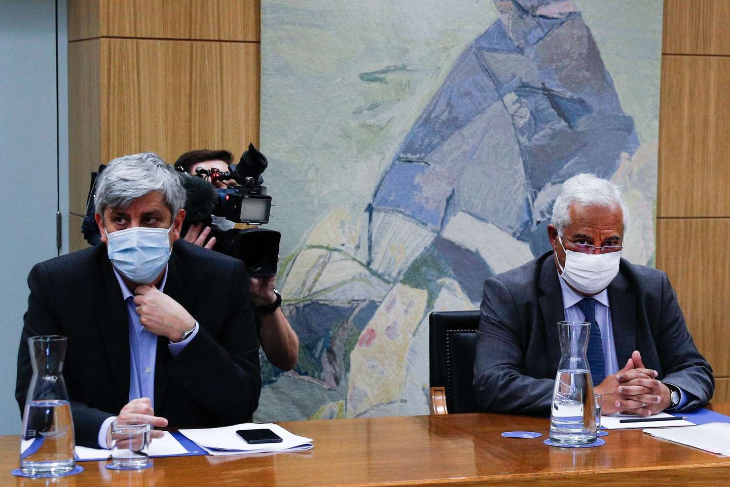 O primeiro-ministro, António Costa (D), acompanhado pelo ministro de Estado e das Finanças, Mário Centeno (E), recebe na residência oficial de São Bento, uma delegação da CGTP-IN, liderada pela secretária-geral, Isabel Camarinha (ausente da foto), para debater o Plano Estratégico Económico e Social devido à pandemia da covid-19, em Lisboa, 27 maio de 2020. Desde o dia 03 de maio, o país entrou em situação de calamidade, depois de três períodos consecutivos em estado de emergência desde 19 de março. ANTÓNIO COTRIM/LUSA