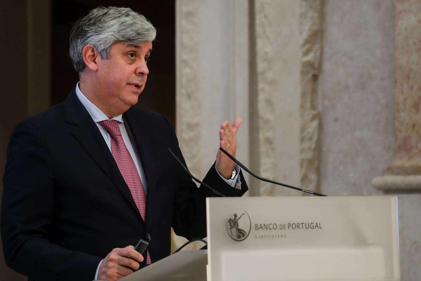O governador do Banco de Portugal, Mário Centeno, intervém durante a apresentação do Boletim Económico de dezembro, que inclui projeções para a evolução da economia portuguesa no período 2020 a 2023, na sede em Lisboa, 14 de dezembro de 2020. TIAGO PETINGA/POOL/LUSA