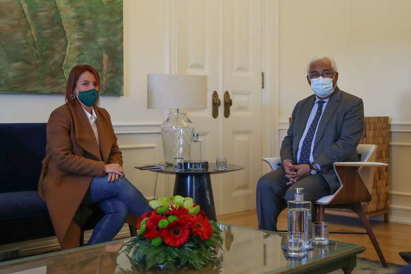 O primeiro-ministro, António Costa (D), conversa com a deputada do "Os Verdes" (PEV), Mariana Silva, no âmbito da audição dos partidos com representação parlamentar sobre a situação epidemiológica em Portugal, na residência oficial de São Bento, em Lisboa, 23 de novembro de 2021. O Primeiro-ministro recusou hoje antecipar novas medidas para conter a pandemia de covid-19, remetendo um eventual anúncio para quinta-feira, quando se reúne o Conselho de Ministros, e depois de consultados os partidos. MANUEL DE ALMEIDA / LUSA