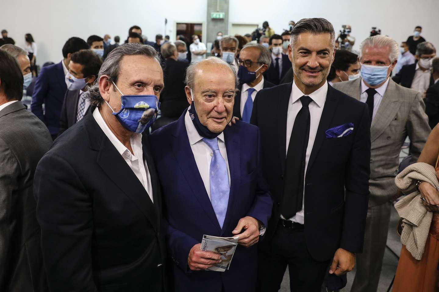 O presidente reeleito do FC Porto, Jorge Nuno Pinto da Costa (C) acompanhado pelo antigo guarda-redes do FC Porto e membro dos orgãos sociais Vítor Baía (D), durante a tomada de posse dos órgãos sociais do FC Porto, no estádio do Dragão, Porto, 9 de junho de 2020. JOSÉ COELHO/LUSA