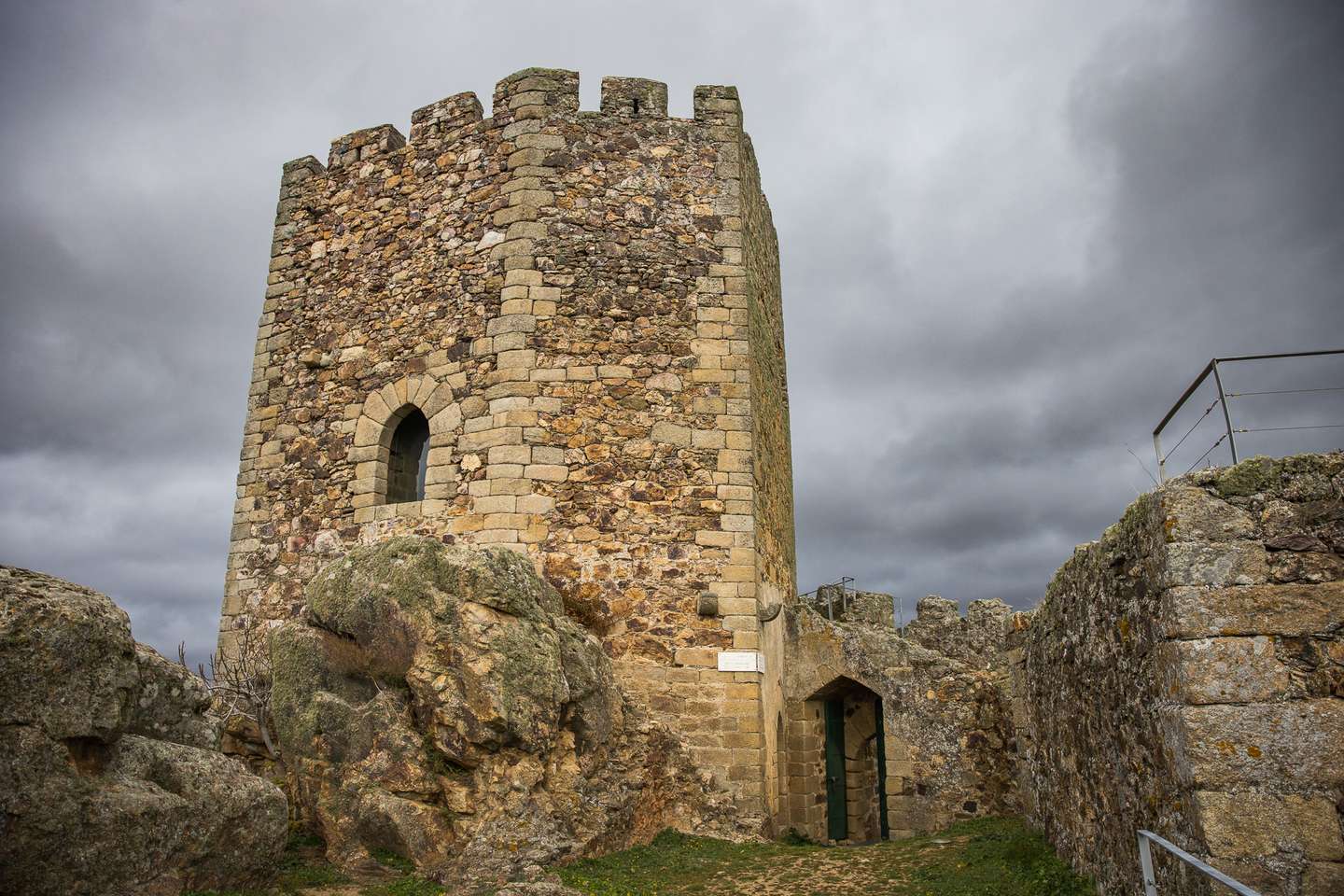 Reportagem sobre lendas populares portuguesas em Algoso, Vimioso, Bragança. Castelo de Algoso. HENRIQUE CASINHAS/OBSERVADOR