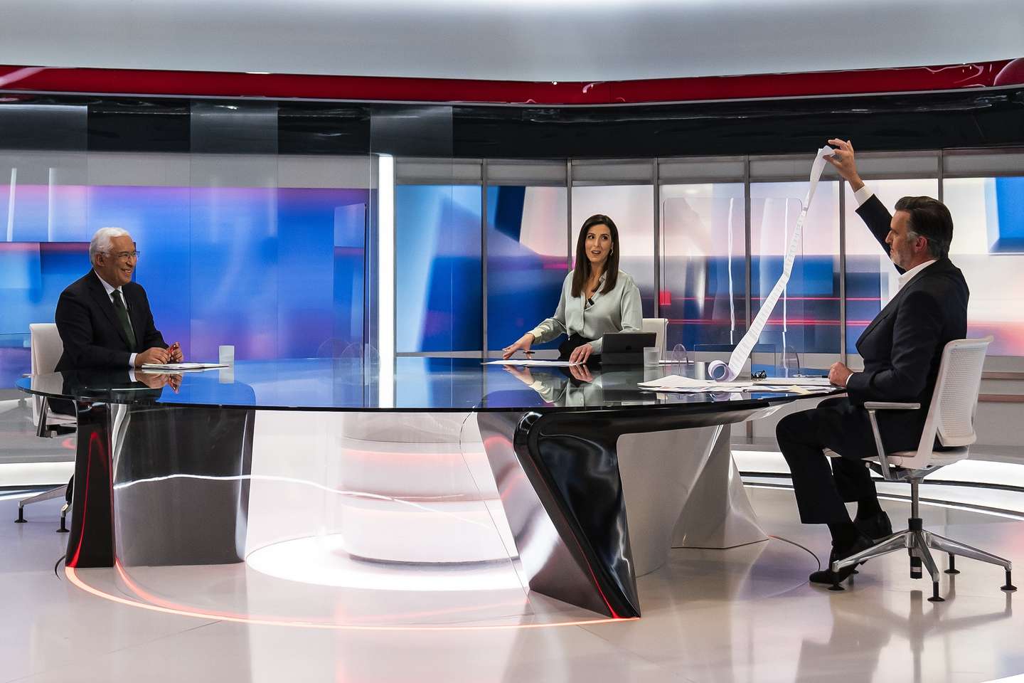 Foto cedida pela TVI. António Costa (E), secretário-geral do PS, e João Cotrim Figueiredo (D), líder da Iniciativa Liberal, durante o debate televisivo entre candidatos às eleições legislativas na TVI, Lisboa, 14 de janeiro de 2022. As eleições realizam-se a 30 de janeiro. ARMANDA CLARO/TVI/LUSA