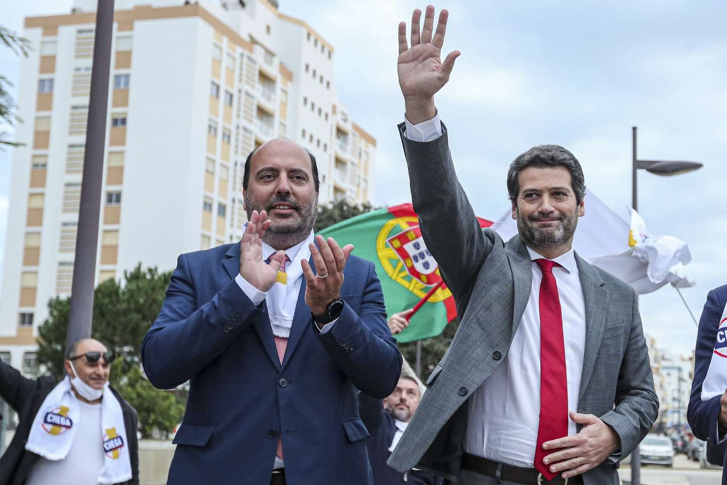 O presidente do Chega, André Ventura (D), acompanhado pelo cabeça de lista pelo circulo de Faro, Pedro Pinto (E), no final de uma arruada em Portimão, no âmbito das eleições legislativas de 2022, 25 de janeiro de 2022. A 30 de janeiro mais de 10 milhões de eleitores residentes em Portugal e no estrangeiro constam dos cadernos eleitorais para a escolha dos 230 deputados à Assembleia da República. LUÍS FORRA/LUSA