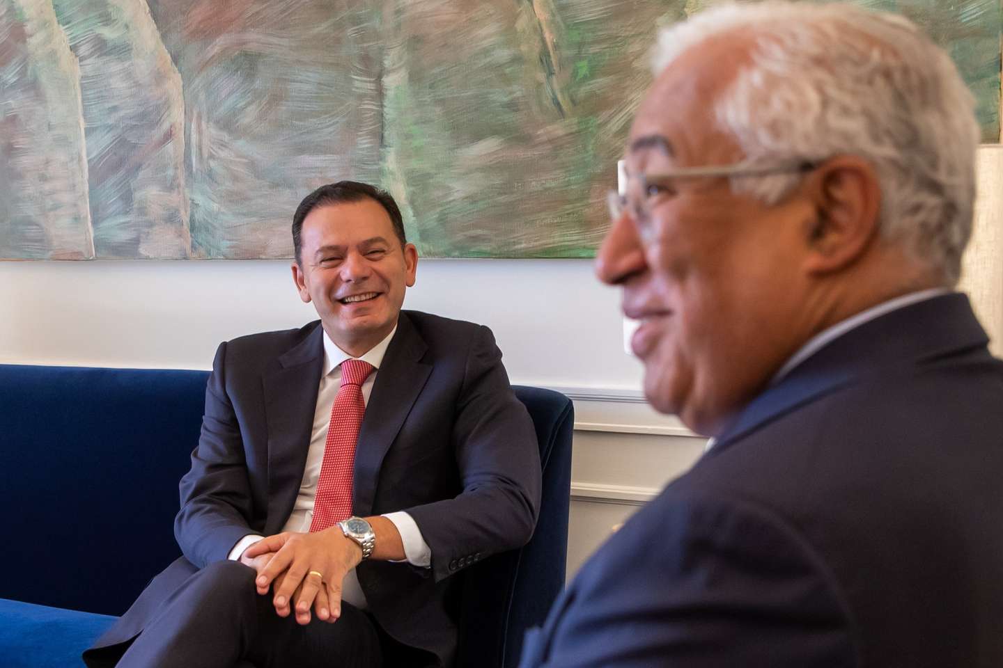 O pimeiro-ministro António Costa (D) recebe o novo líder do PSD, Luís Montenegro, tendo na agenda a prazo um eventual acordo para a construção do novo aeroporto da região de Lisboa durante um encontro da residência oficial do primeiro-ministro, Lisboa, 22 de julho de 2022. JOSÉ SENA GOULÃO/LUSA