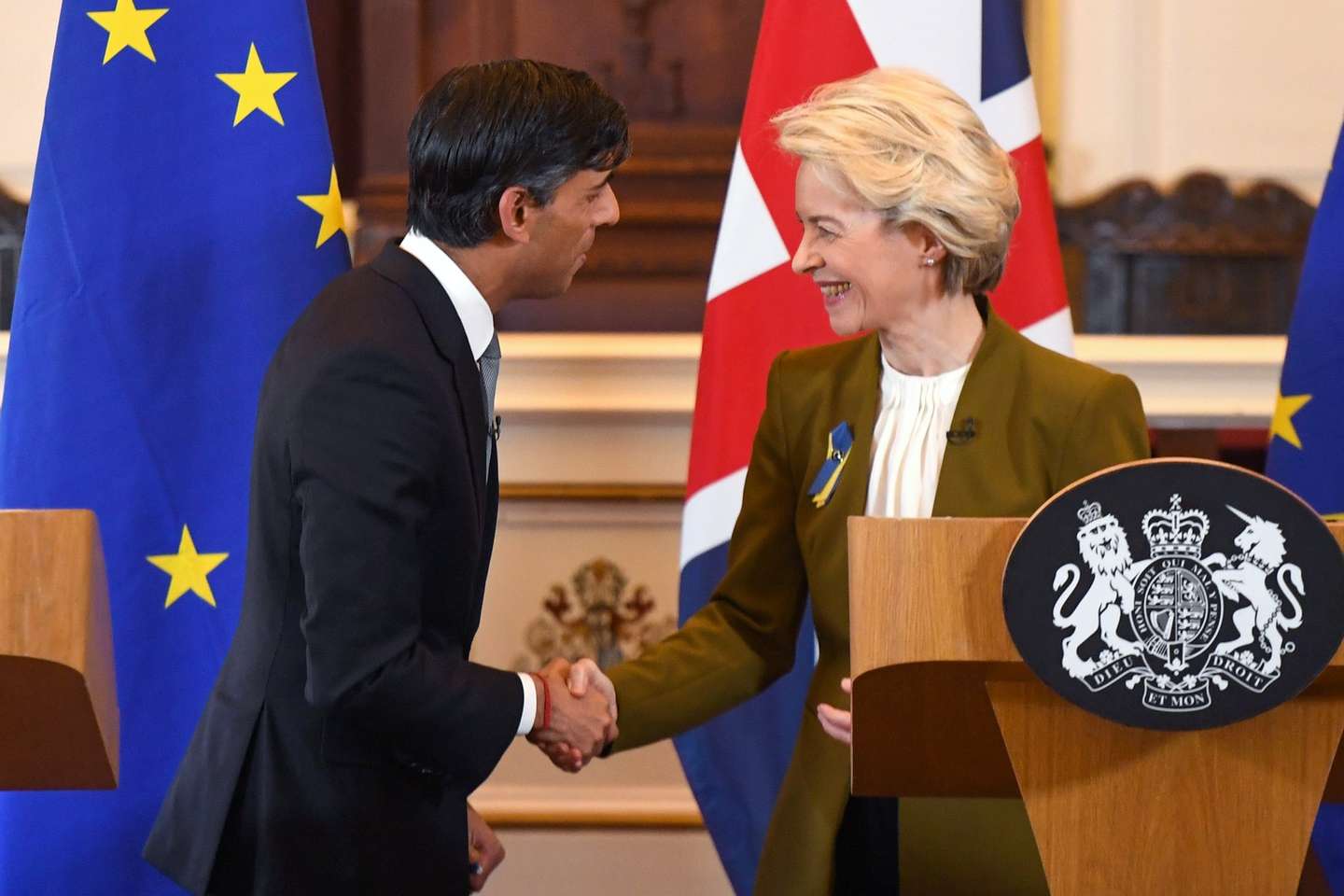 epa10494023 Britain's Prime Minister Rishi Sunak (L) and European Commission President Ursula von der Leyen (R) shake hands at the end of a joint news conference on a post-Brexit deal in Windsor, Britain, 27 February 2023. The UK and European Union reached a deal on Northern Ireland's trading arrangements, ending more than a year of often acrimonious wrangling over the post-Brexit settlement for the region, people familiar with the matter said.  EPA/CHRIS J. RATCLIFFE / POOL