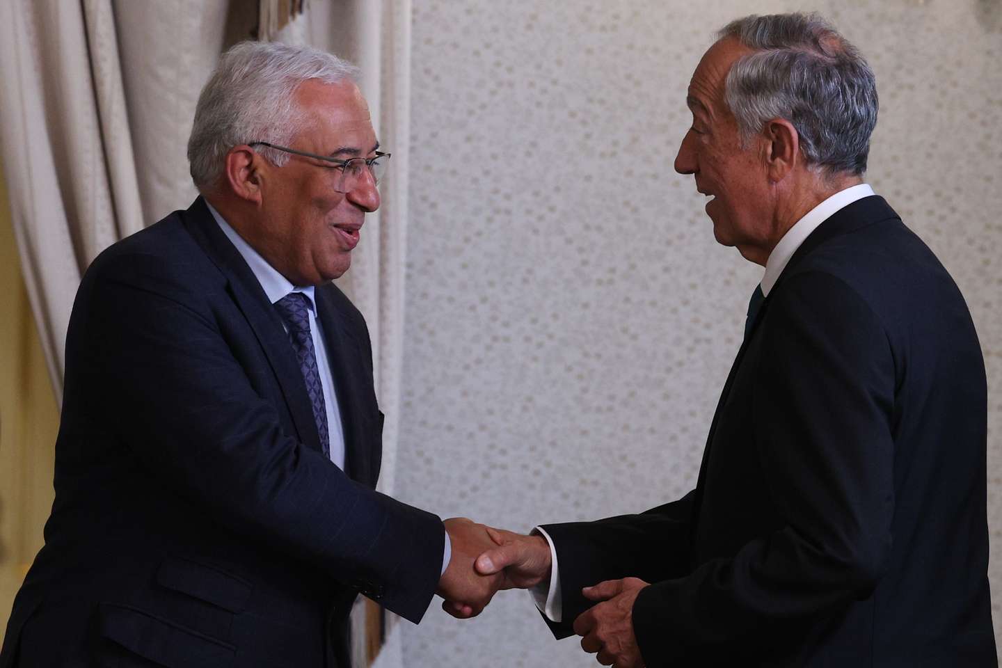O Presidente da República, Marcelo Rebelo de Sousa (D), cumprimenta o primeiro-ministro, António Costa (E), durante a cerimónia de posse dos novos secretários de Estado, no palácio de São Bento, em Lisboa, 02 de dezembro de 2022. TIAGO PETINGA/LUSA
