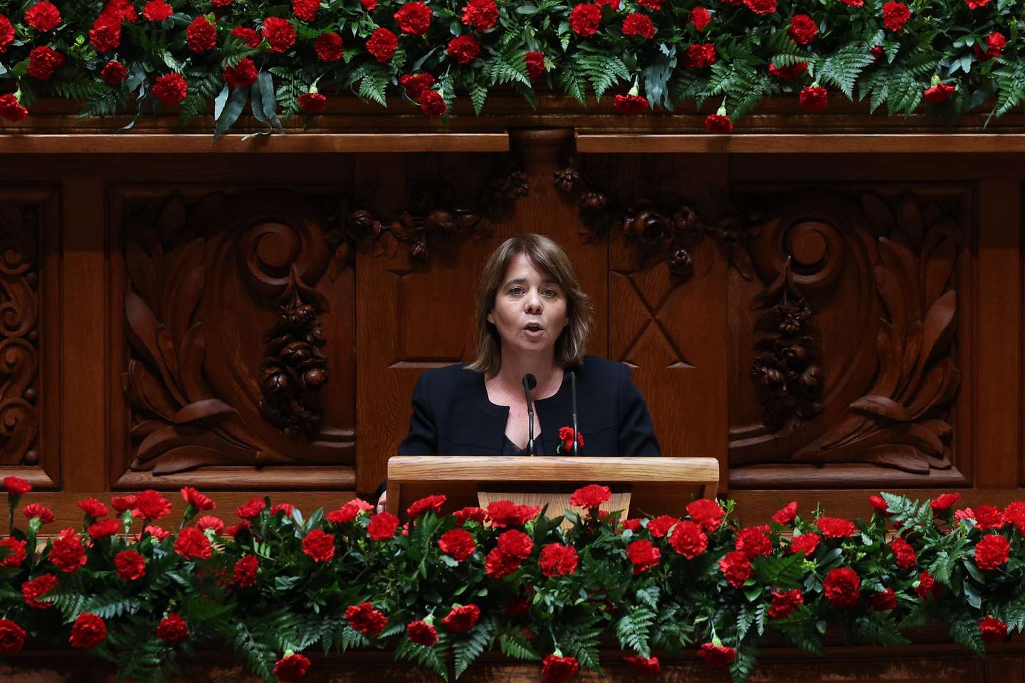 A coordenadora do Bloco de Esquerda (BE), Catarina Martins, usa da palavra durante a sessão solene comemorativa dos 49 anos da Revolução de 25 de Abril na Assembleia da República em Lisboa, 25 de abril de 2023. Em 25 de abril de 1974, um movimento de capitães derrubou a ditatura de 48 anos, de Marcelo Caetano, chefe do Governo e de Américo Tomás, Presidente da República, num golpe que se transformou numa revolução, a "revolução dos cravos". TIAGO PETINGA/LUSA